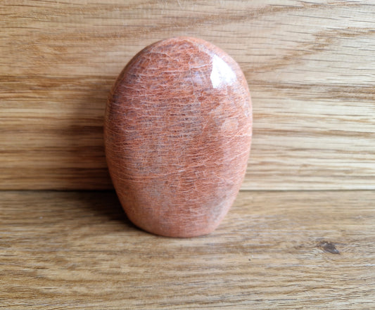 Pfirsich-Mondstein Freiform – Sanfte Energie, Weiblichkeit & Intuition