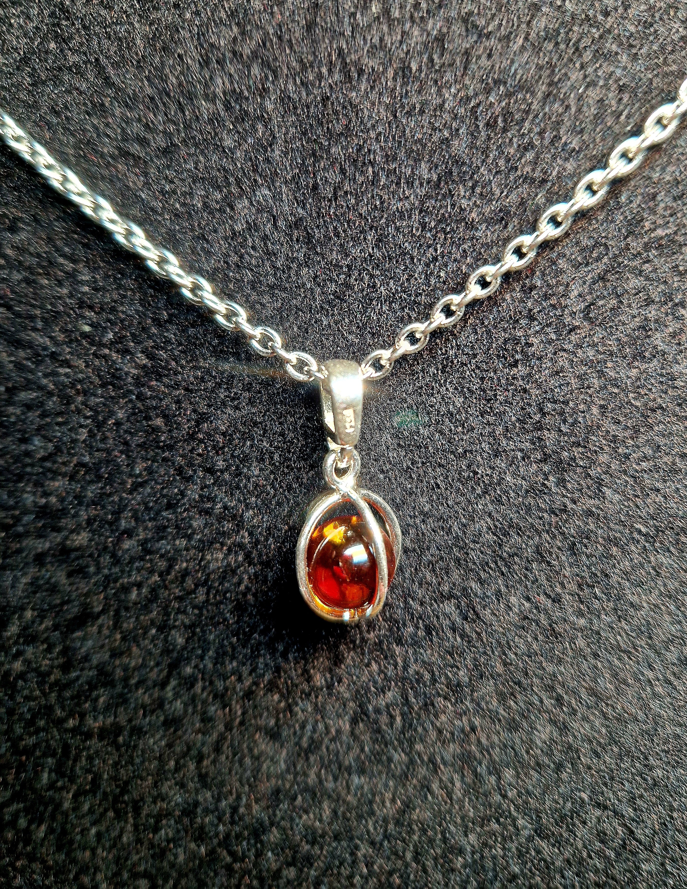 Bernstein-Anhänger mit 925 Silber & versilberter Edelstahlkette (50 cm)AAA-Qualität