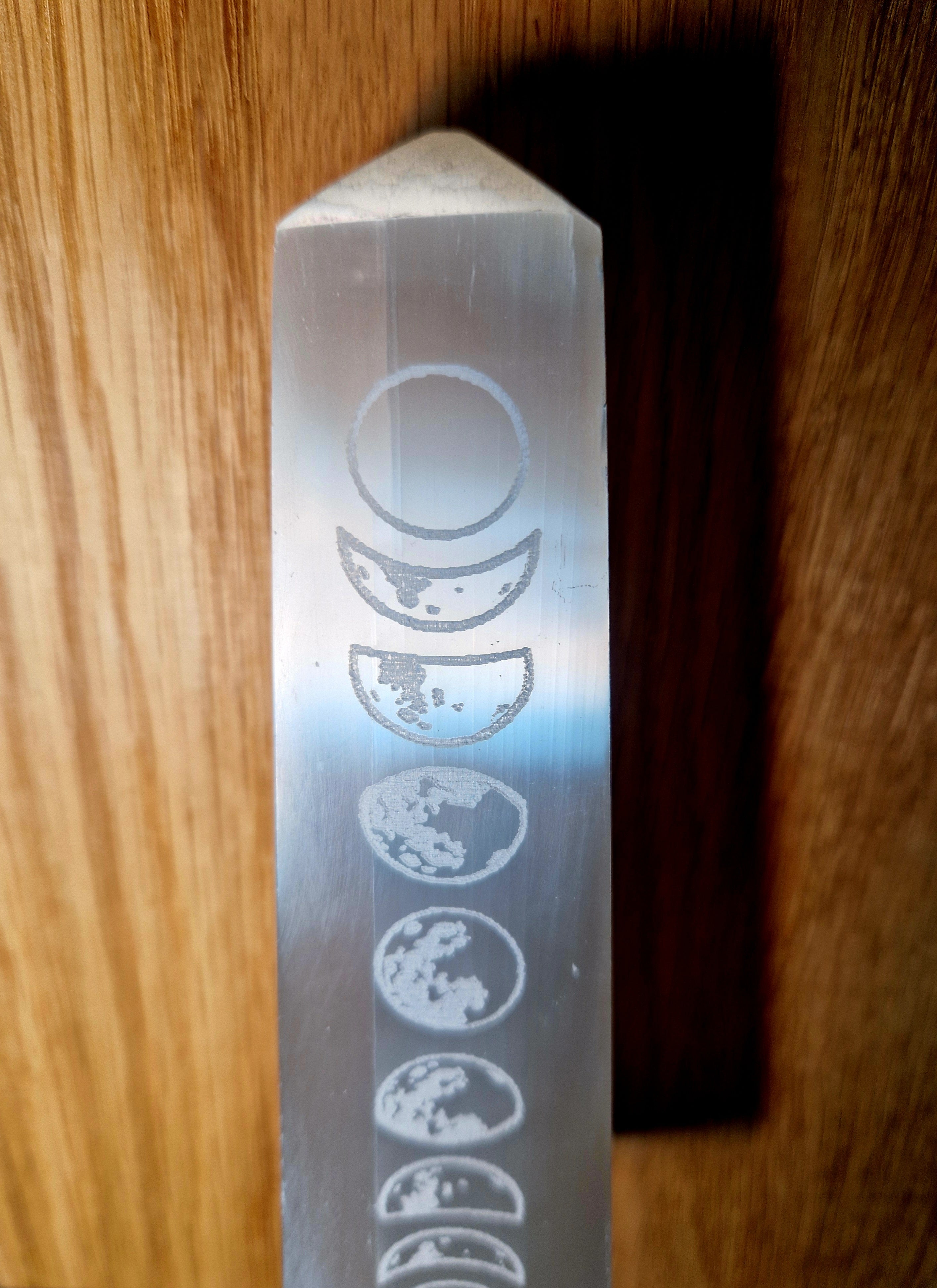 Selenit Turm – Mondphasen Gravur