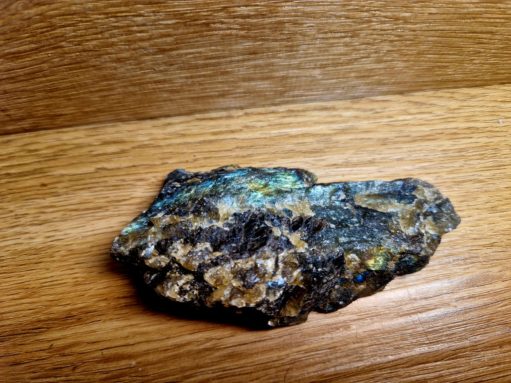 Labradorit Rohstein – Intuition & Schutz