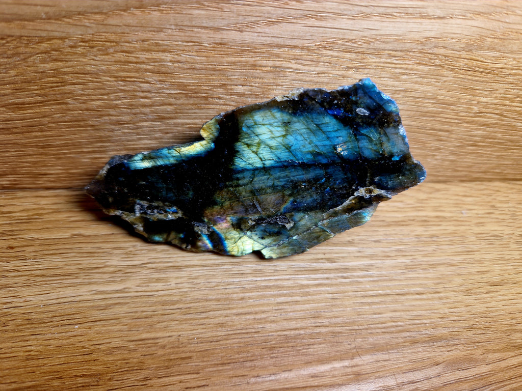 Labradorit Rohstein – Intuition & Schutz