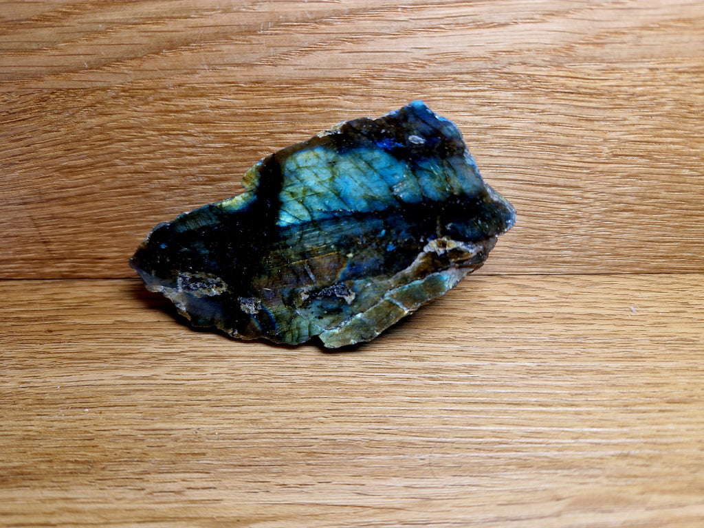 Labradorit Rohstein – Intuition & Schutz