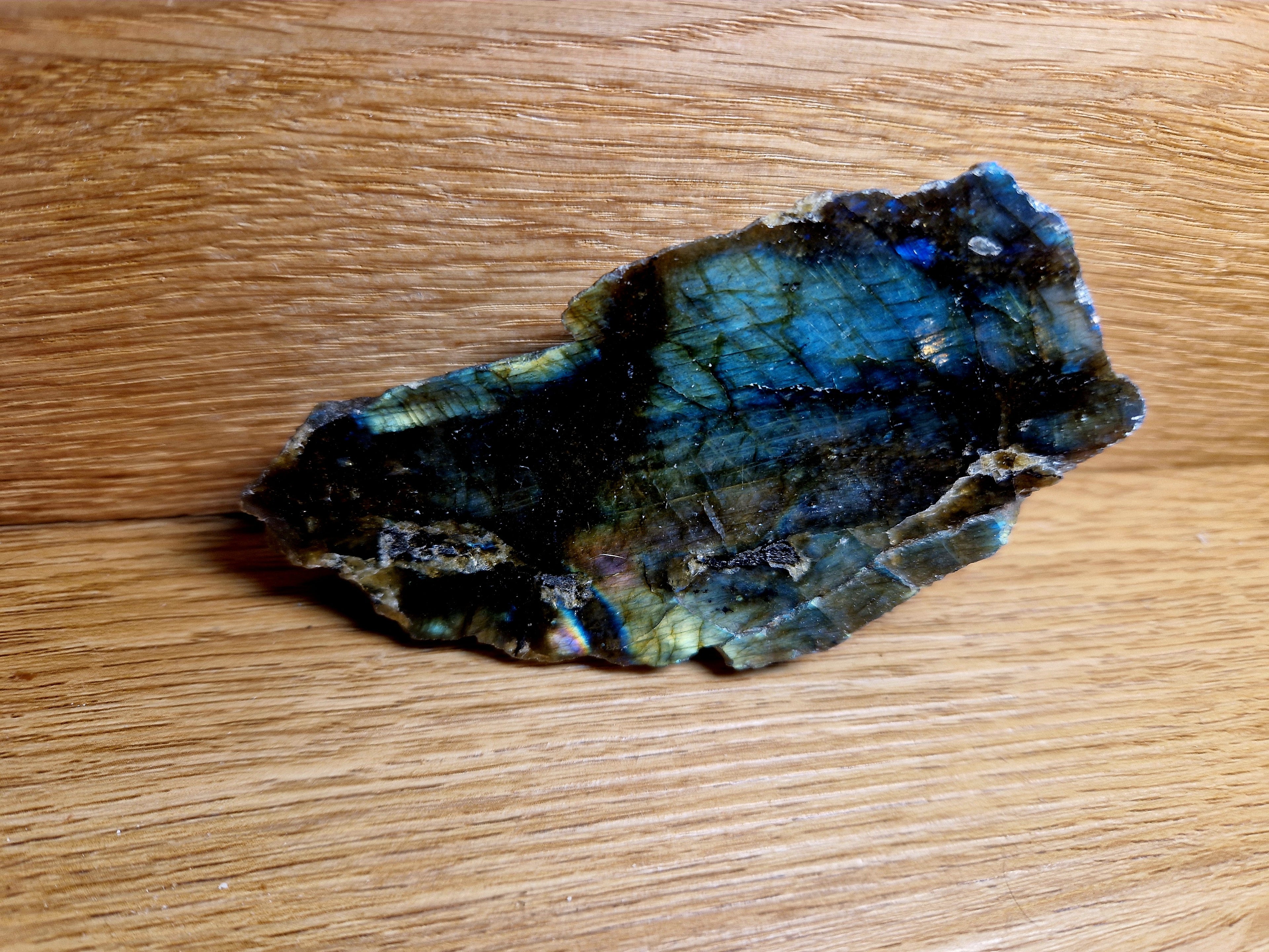 Labradorit Rohstein – Intuition & Schutz