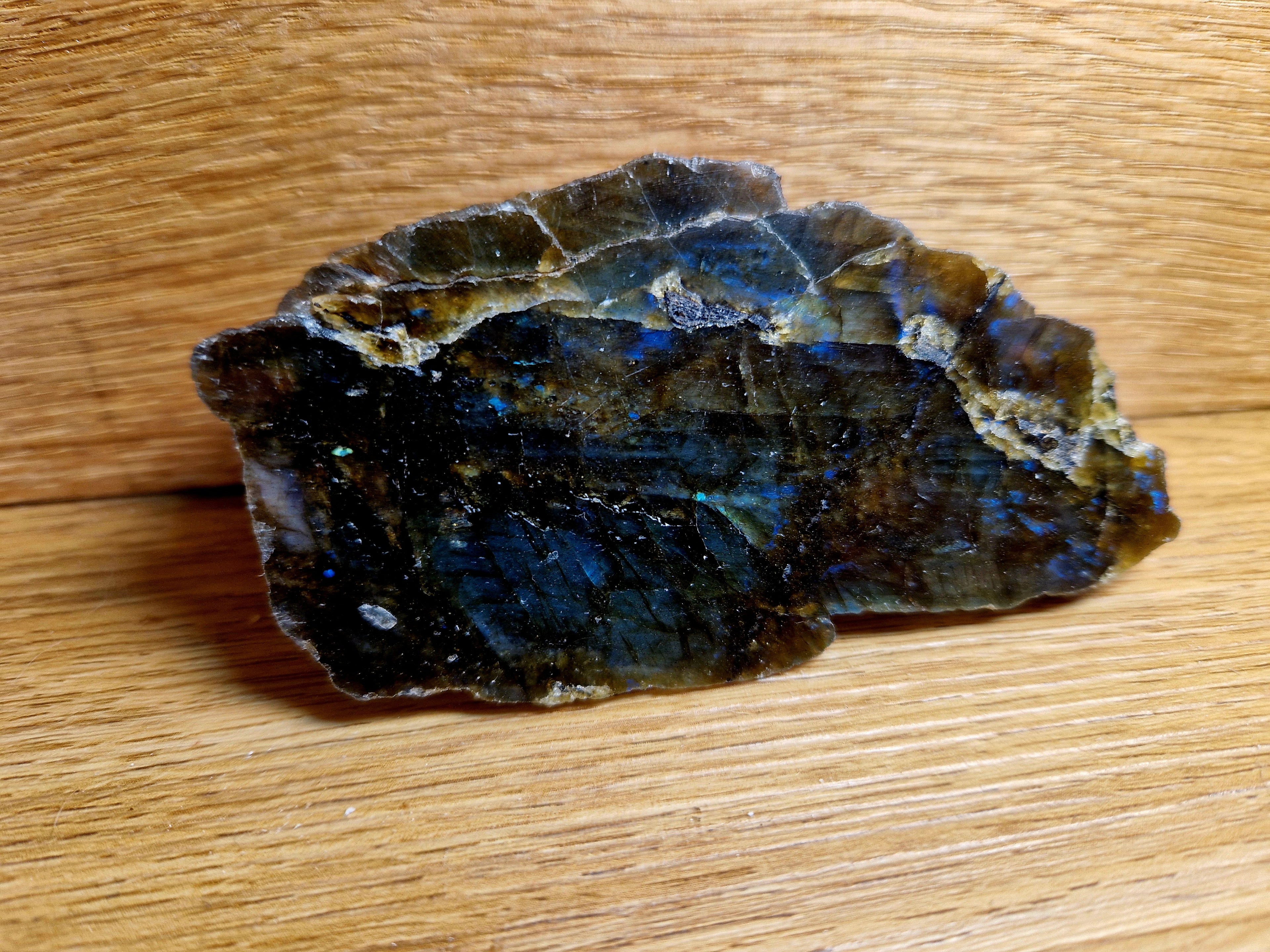 Labradorit Rohstein – Intuition & Schutz