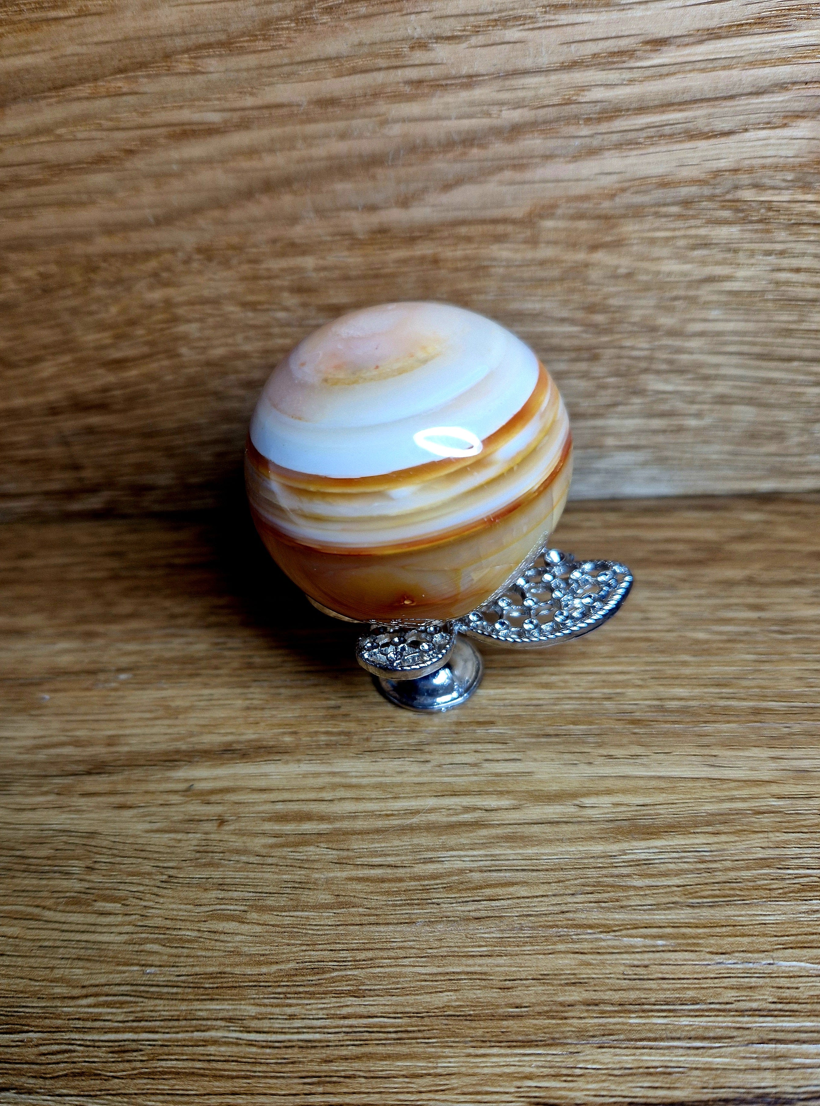 Karneolska krogla – kamen življenjskega veselja in motivacije