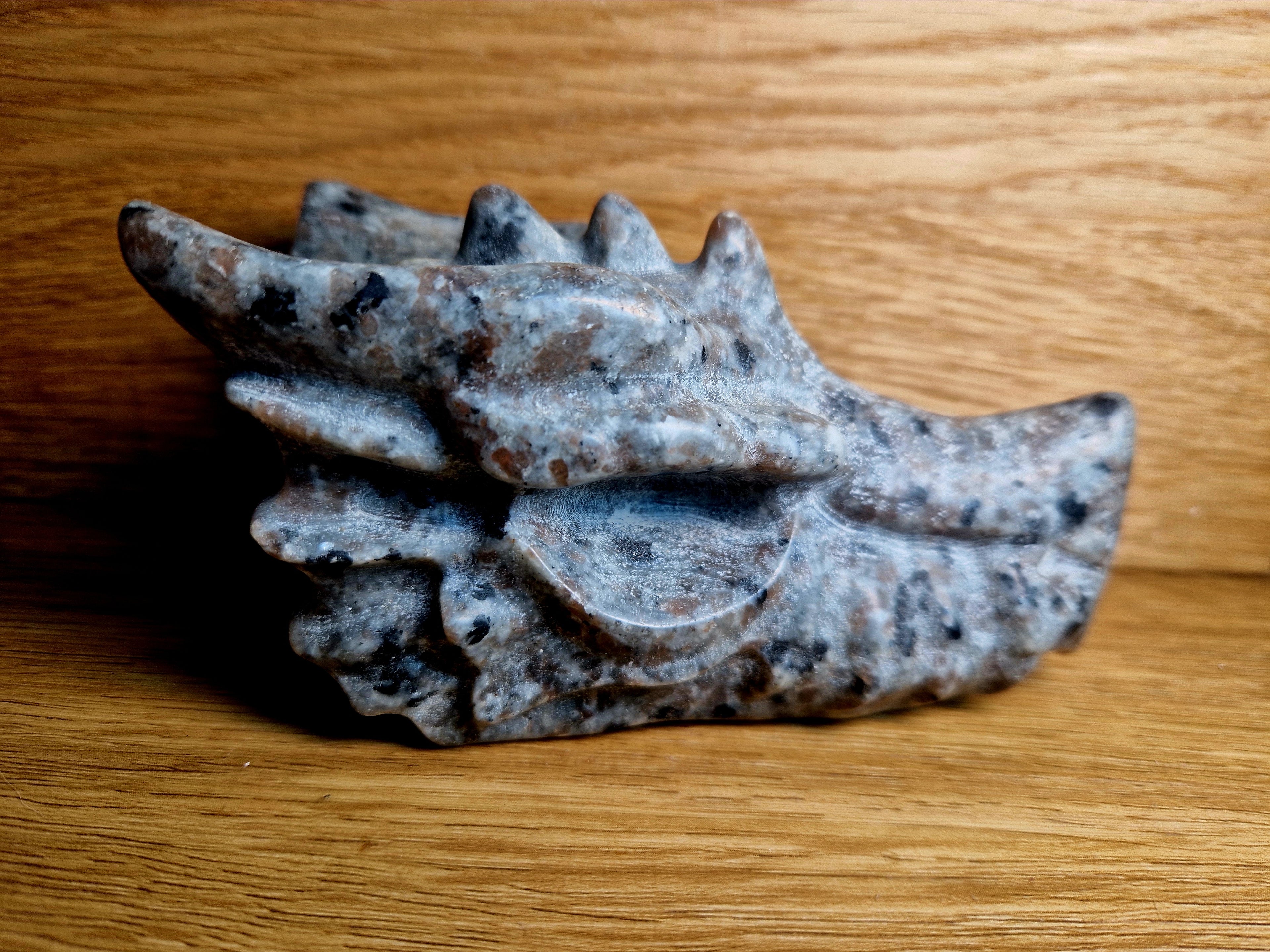 Yuperlit Drachenkopf – Handgeschnitzt | 12 cm | 506 g