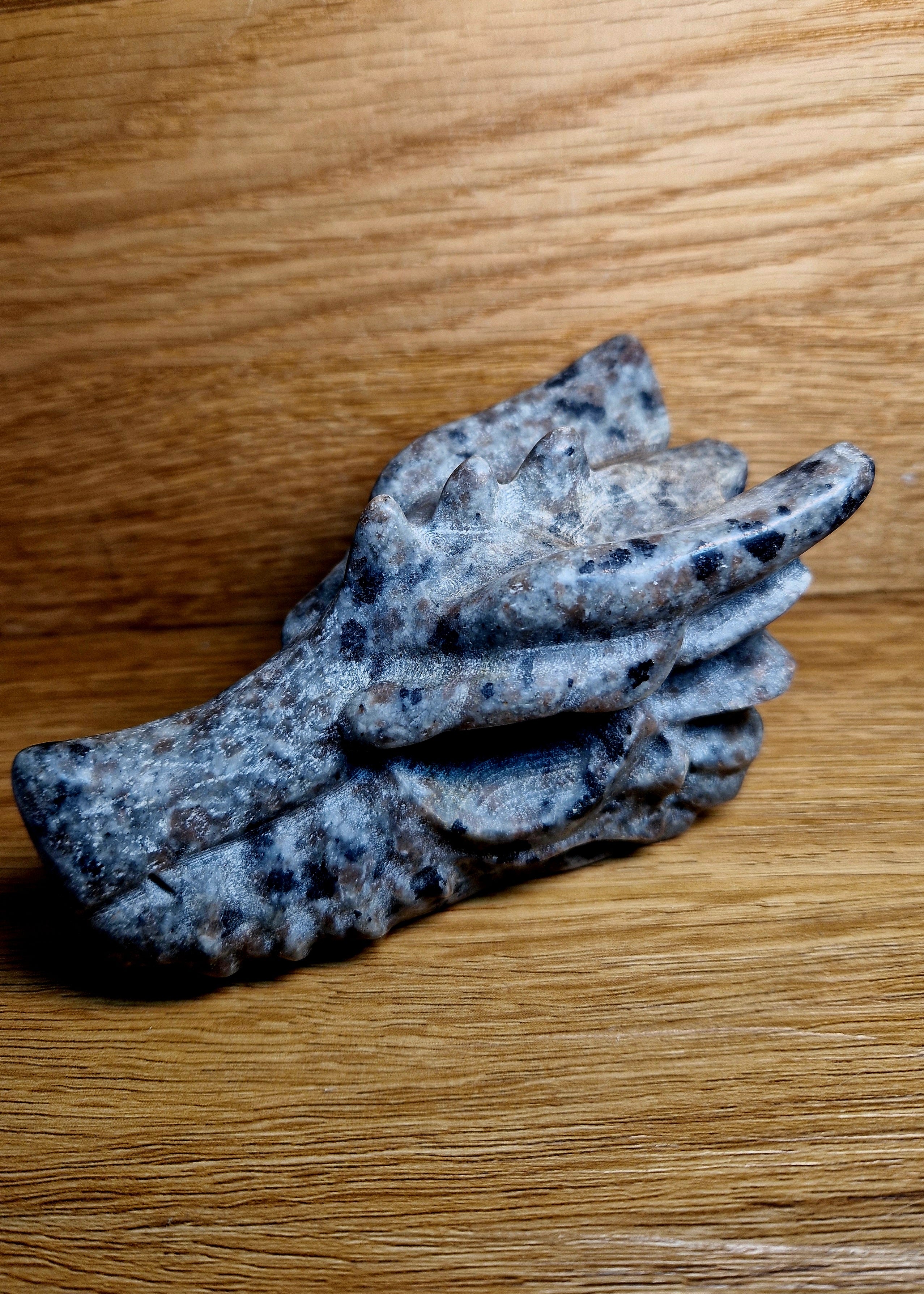 Yuperlit Drachenkopf – Handgeschnitzt 12 cm 506 g