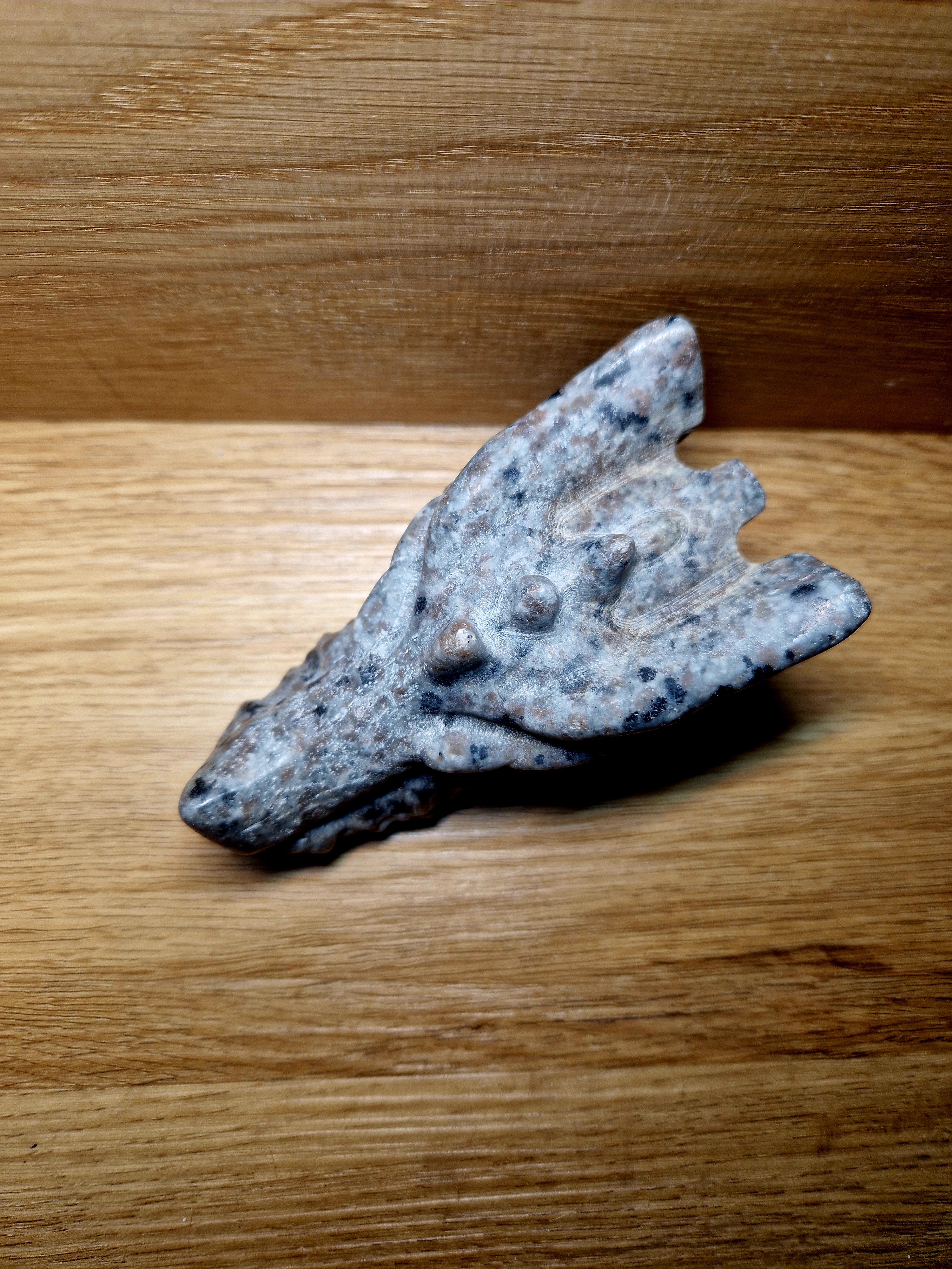 Yuperlit Drachenkopf – Handgeschnitzt 12 cm 506 g