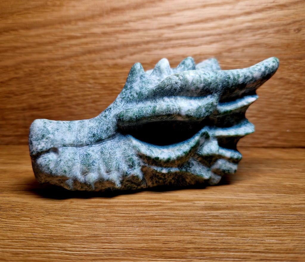 Testa di drago in agata arborea – Intagliata a mano | 555 g | 12 cm