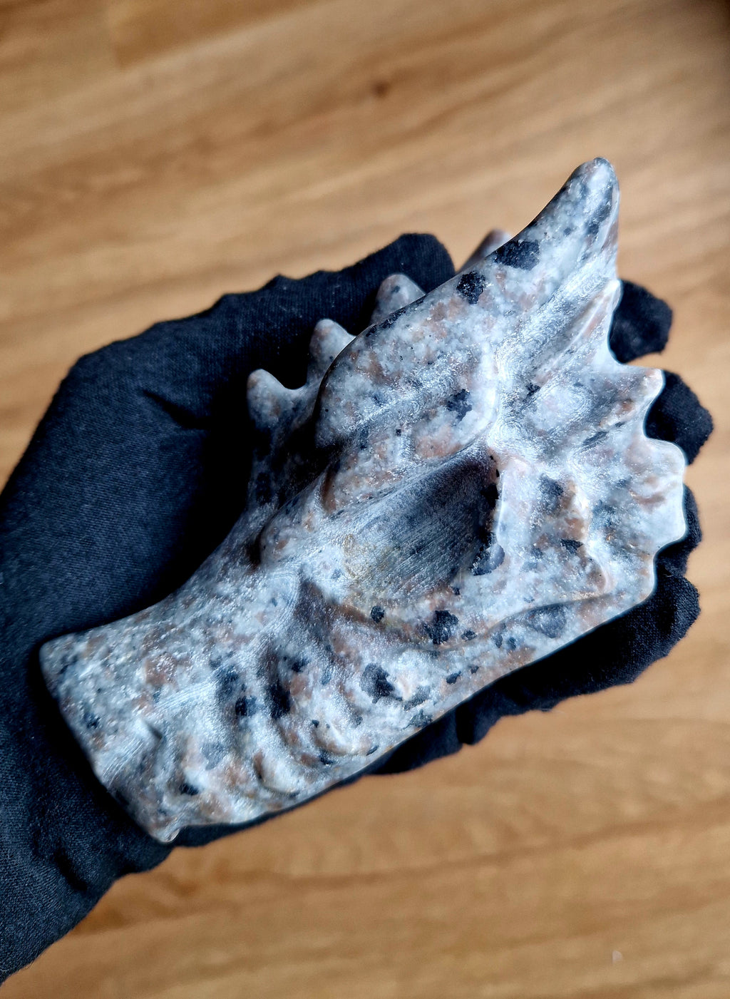 Yuperlit Drachenkopf – Handgeschnitzt 12 cm 506 g