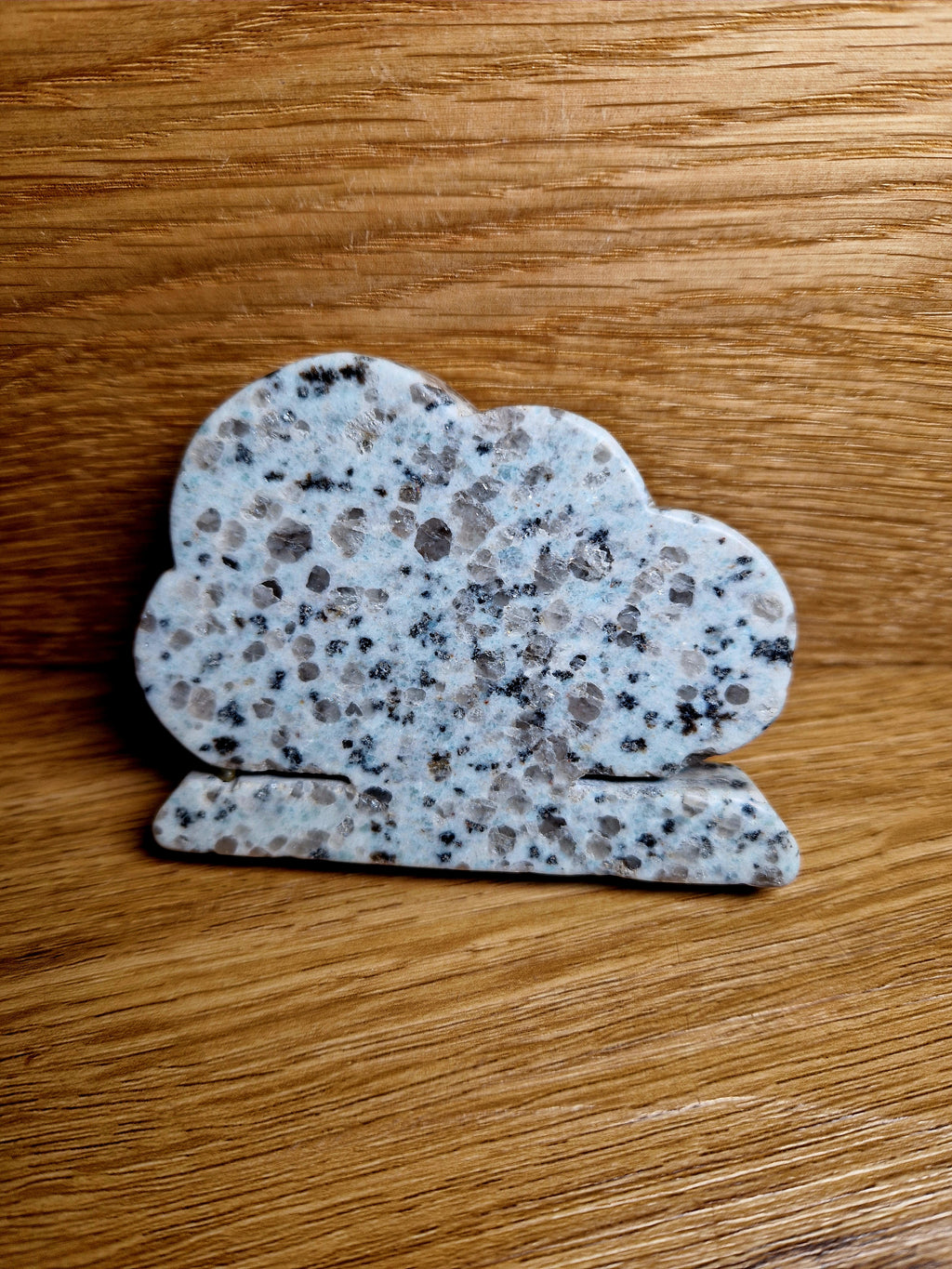 Kiwi Stone Tree – Ročno izrezljana figura iz naravnega kamna | 155 g | 8,9 × 6,5 cm