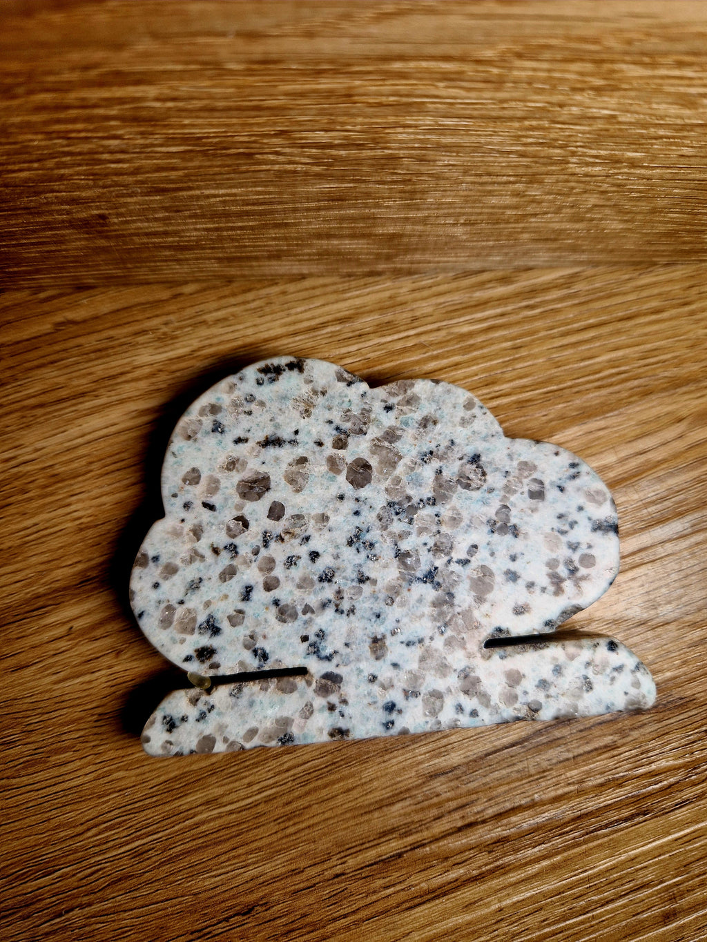 Kiwi Stone Tree – Ročno izrezljana figura iz naravnega kamna | 155 g | 8,9 × 6,5 cm