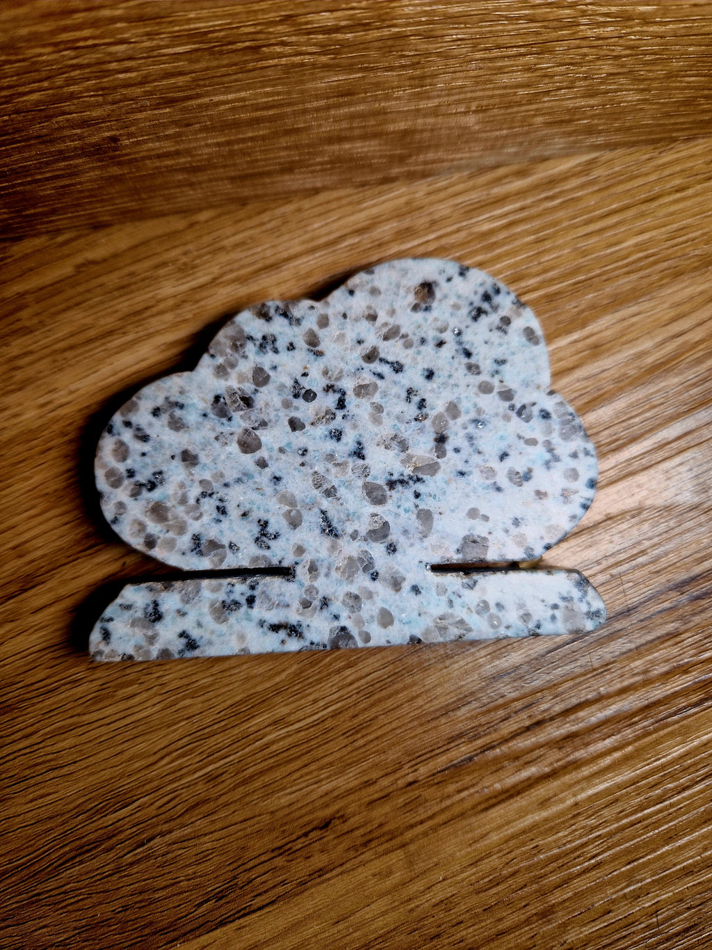 Kiwi Stone Tree – Ročno izrezljana figura iz naravnega kamna | 155 g | 8,9 × 6,5 cm