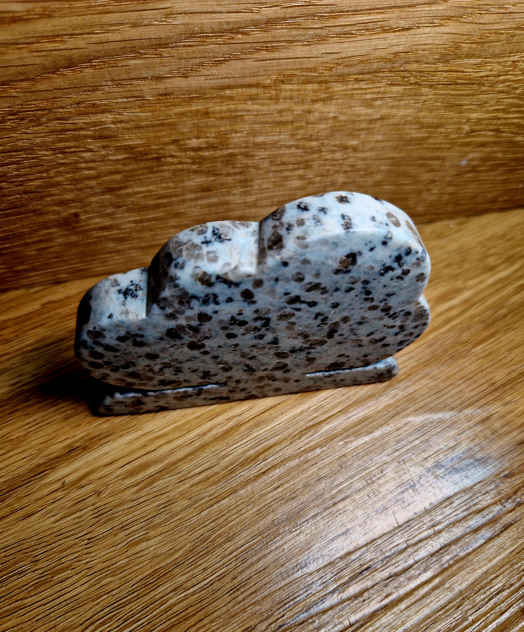 Kiwi Stone Tree – Ročno izrezljana figura iz naravnega kamna | 155 g | 8,9 × 6,5 cm