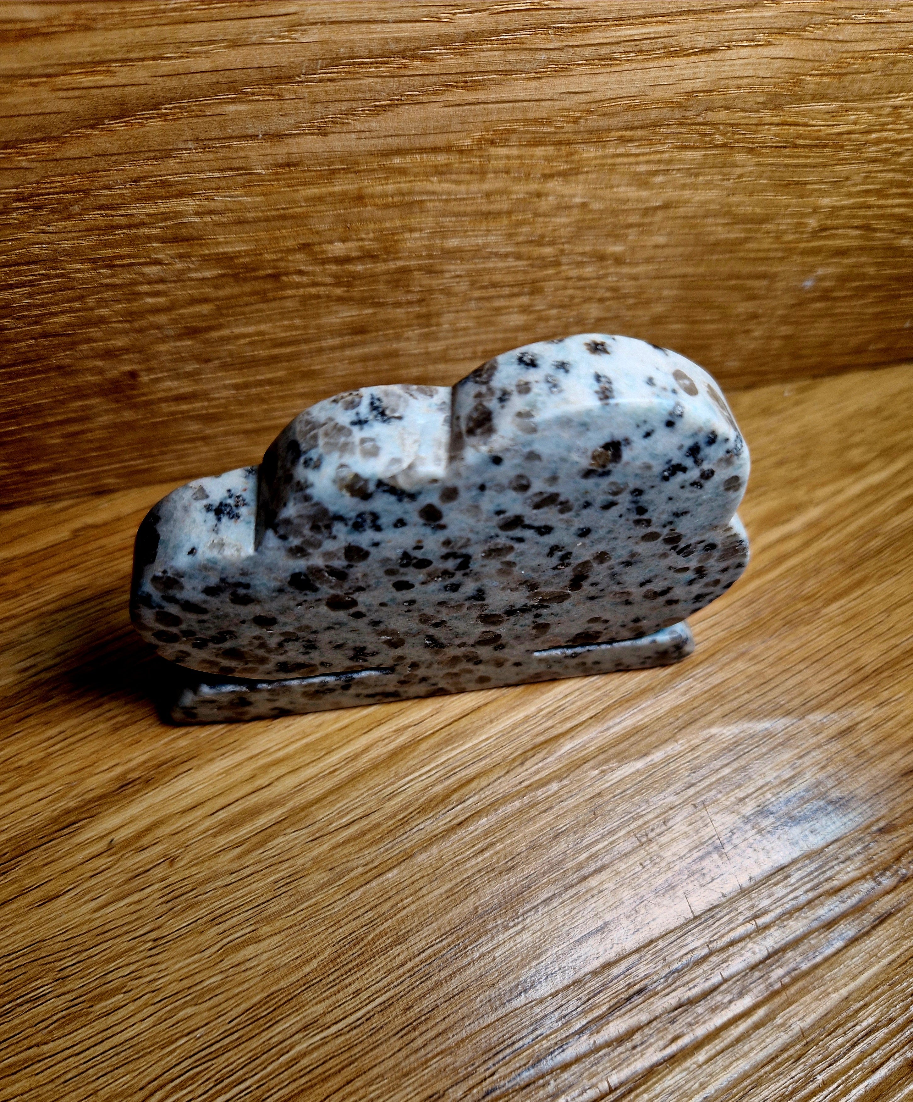 Kiwi Stone Tree – Ročno izrezljana figura iz naravnega kamna | 155 g | 8,9 × 6,5 cm