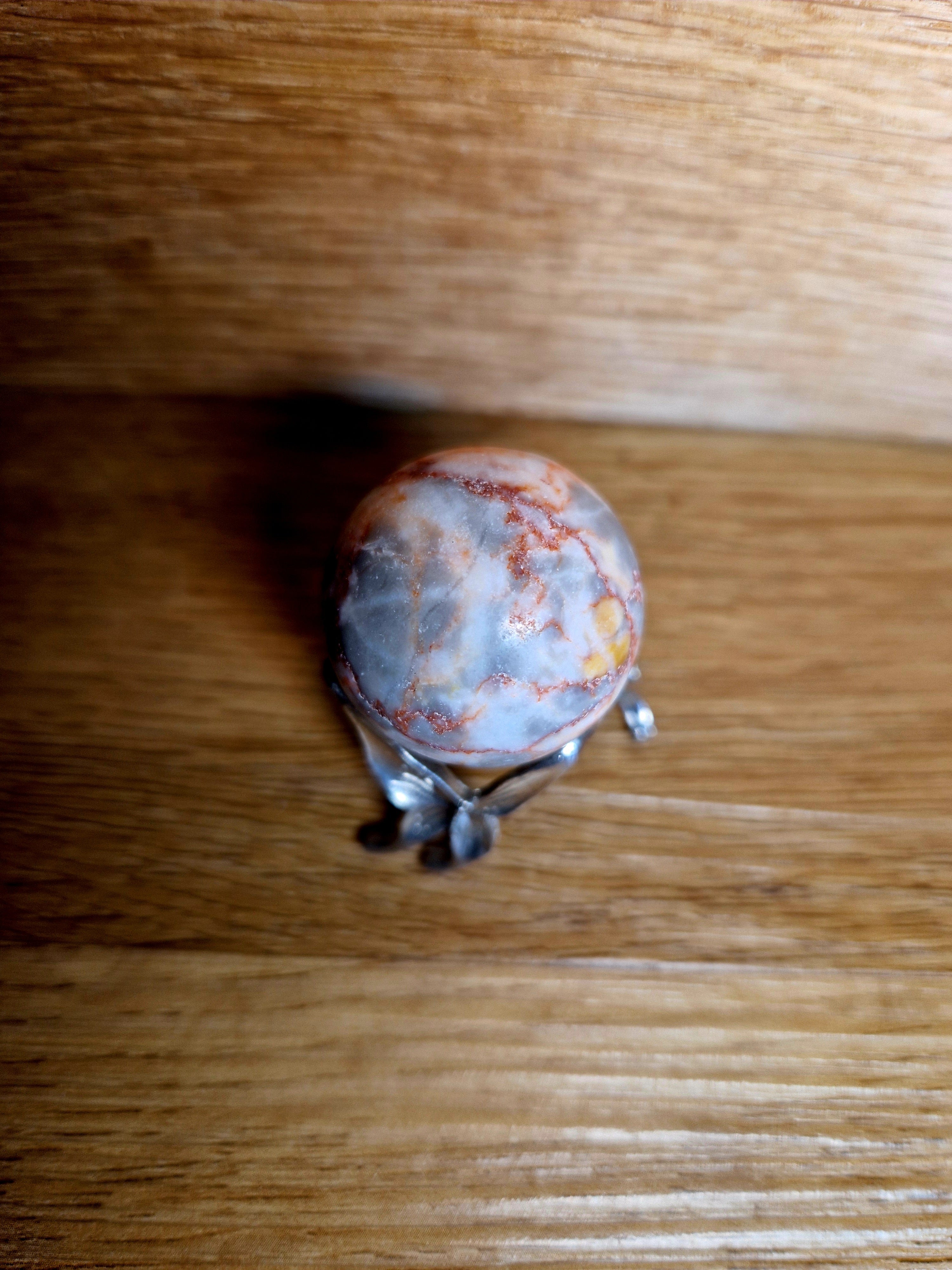 Edle Marmorkugel – Naturstein mit einzigartiger Maserung