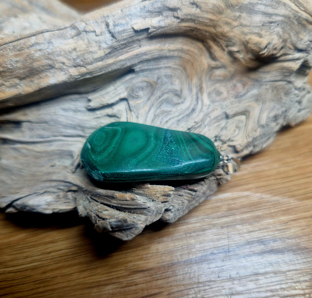 Malachit Anhänger – naturbelassene Schönheit, 925 Silberöse A-Qualität