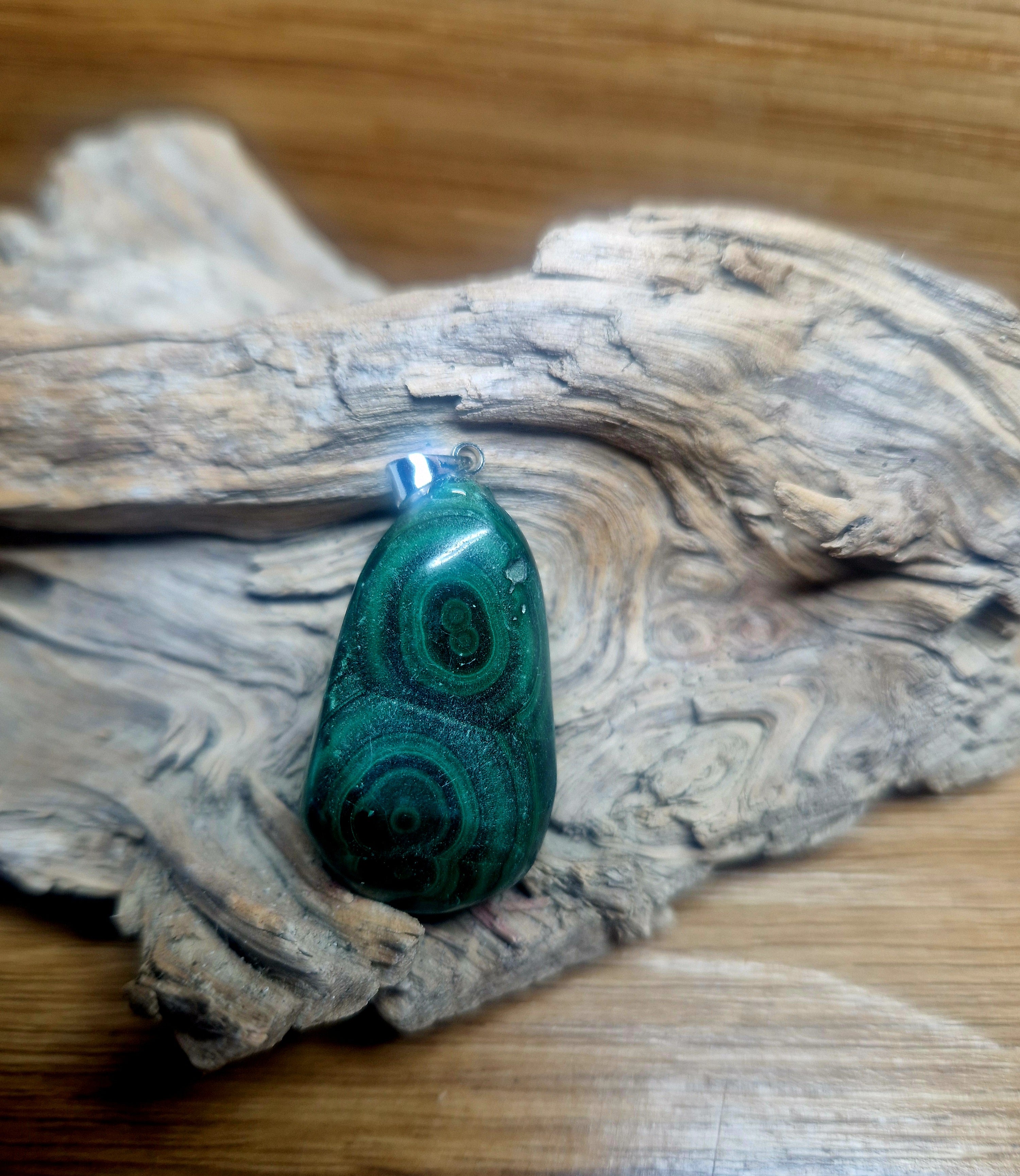 Malachit Anhänger – naturbelassene Schönheit, 925 Silberöse