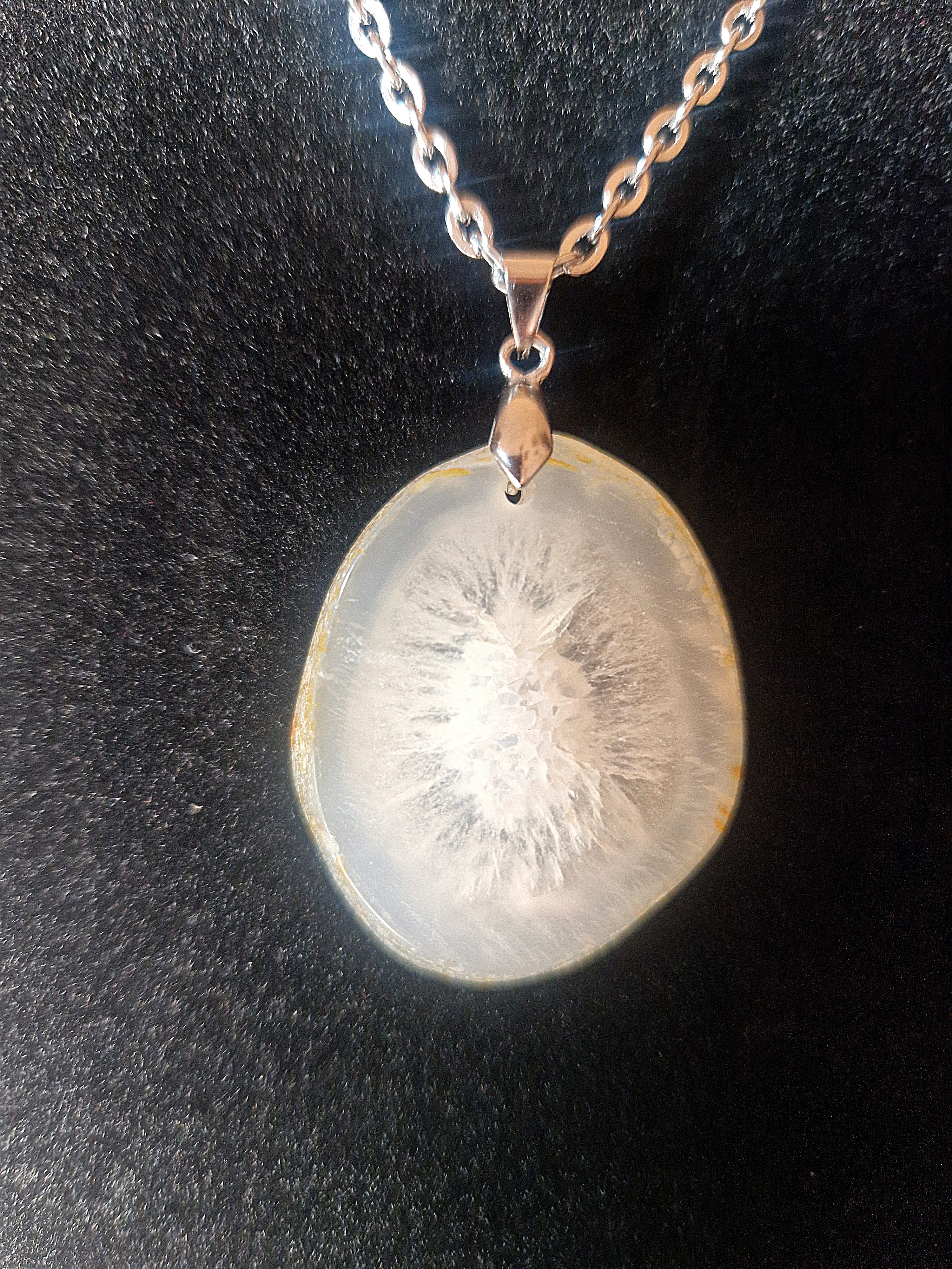 Obesek iz apatita z očescem iz srebra 925 – navdih, motivacija in notranja lahkotnost