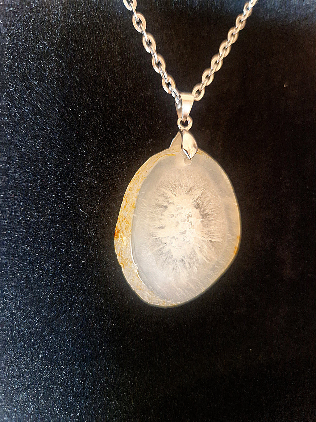 Obesek iz apatita z očescem iz srebra 925 – navdih, motivacija in notranja lahkotnost