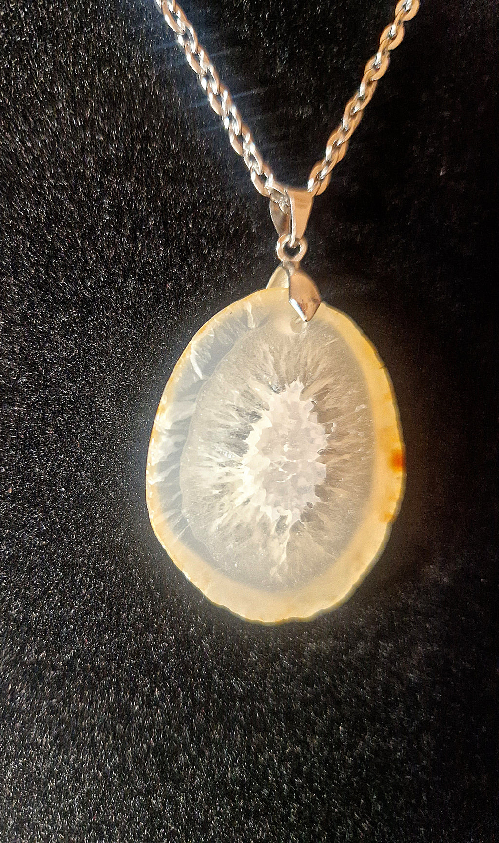 Obesek iz apatita z očescem iz srebra 925 – navdih, motivacija in notranja lahkotnost