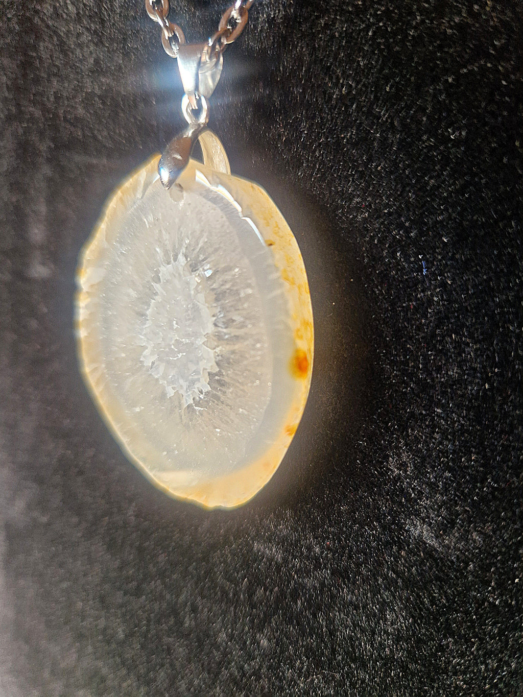 Obesek iz apatita z očescem iz srebra 925 – navdih, motivacija in notranja lahkotnost