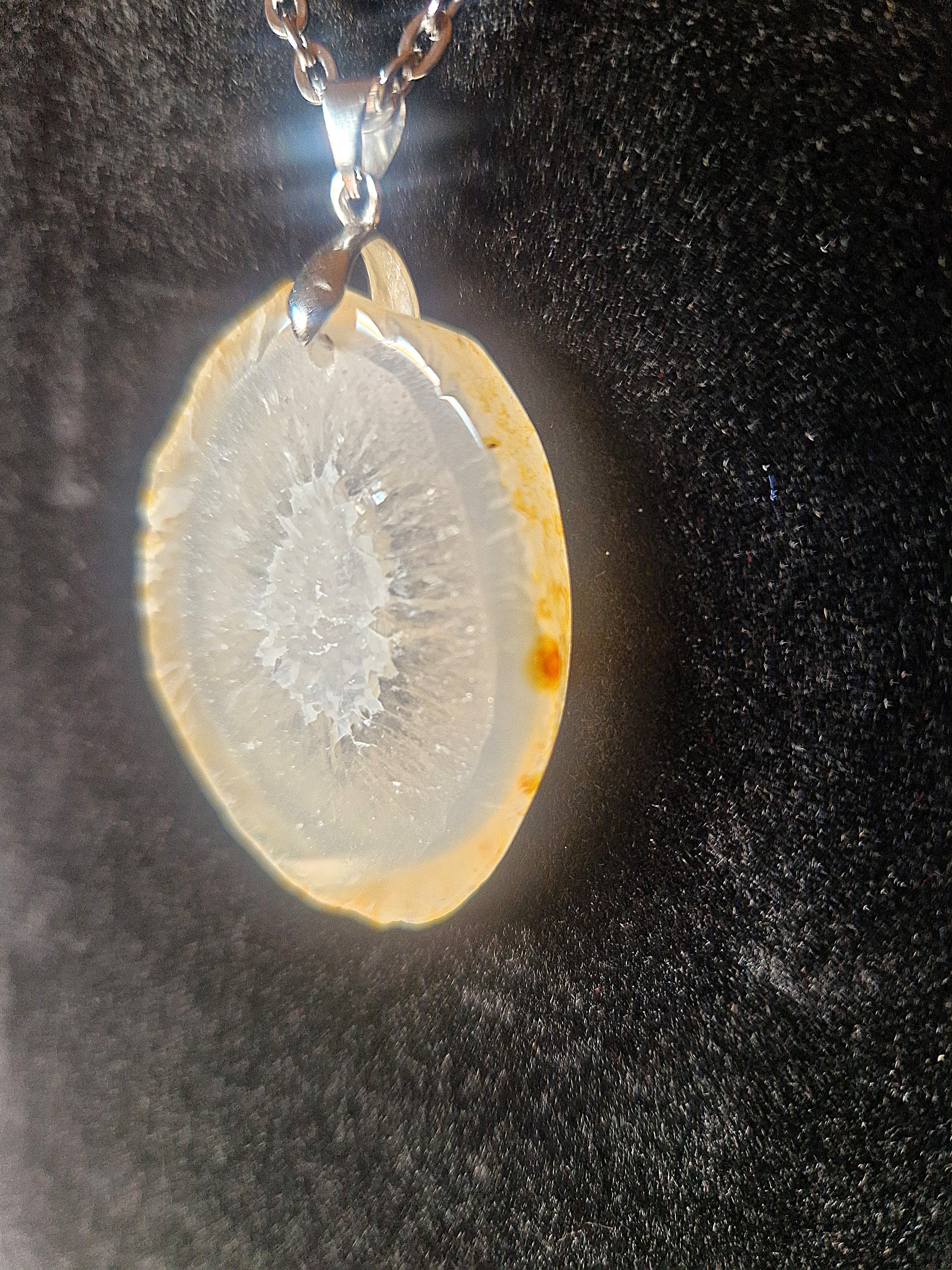 Obesek iz apatita z očescem iz srebra 925 – navdih, motivacija in notranja lahkotnost