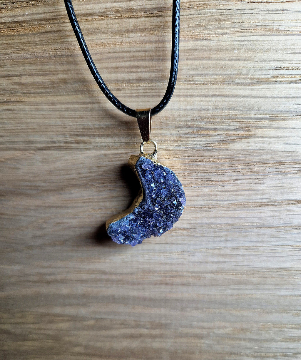 💜 Amethyst Rohstein-Anhänger Halbmond vergoldet mit schwarzem Band