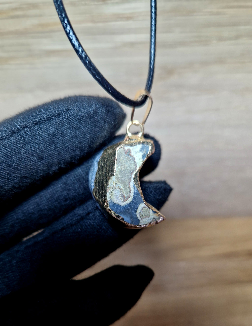 💜 Amethyst Rohstein-Anhänger Halbmond vergoldet mit schwarzem Band