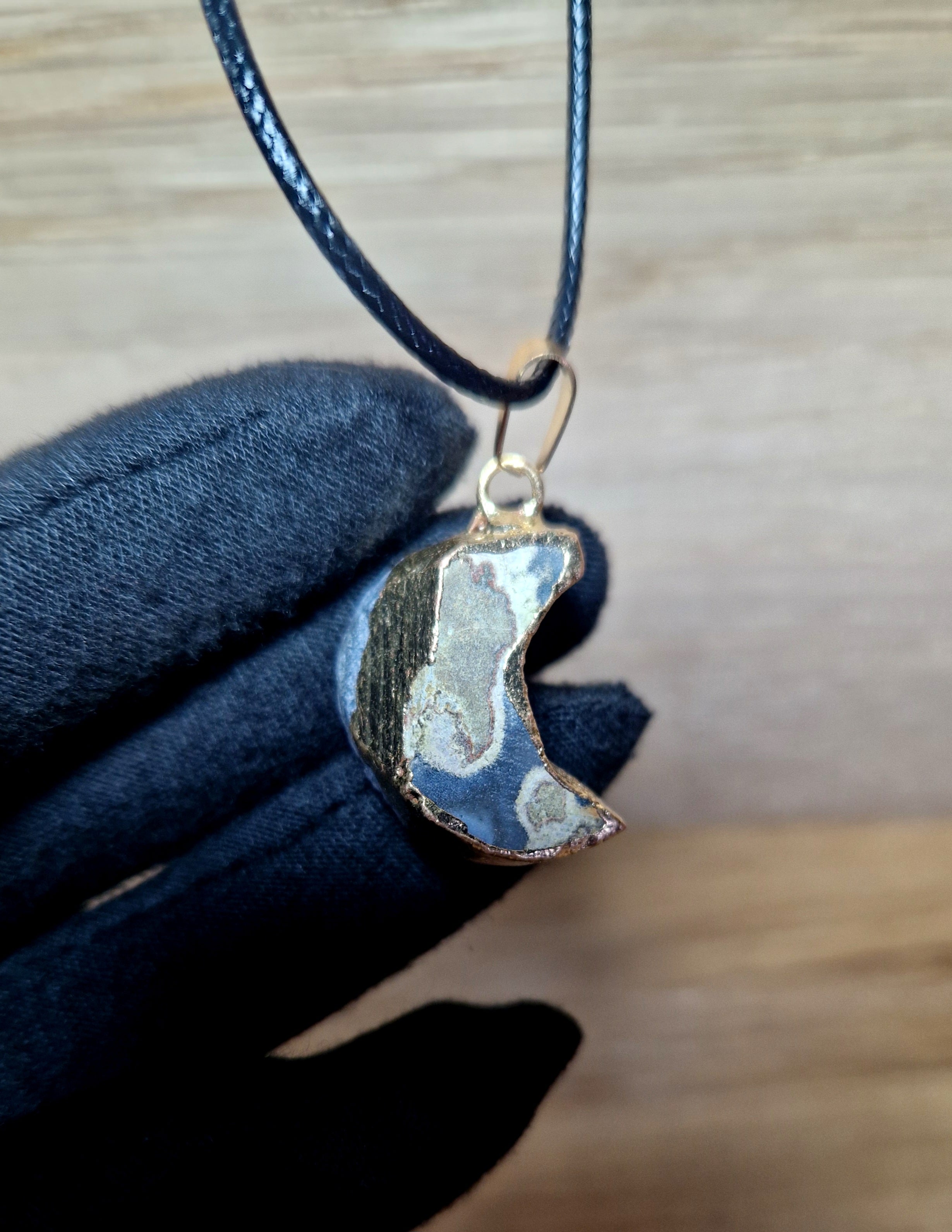 💜 Amethyst Rohstein-Anhänger Halbmond vergoldet mit schwarzem Band
