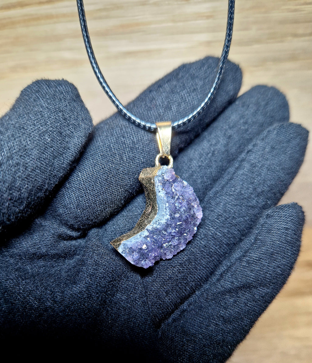 💜 Amethyst Rohstein-Anhänger Halbmond vergoldet mit schwarzem Band