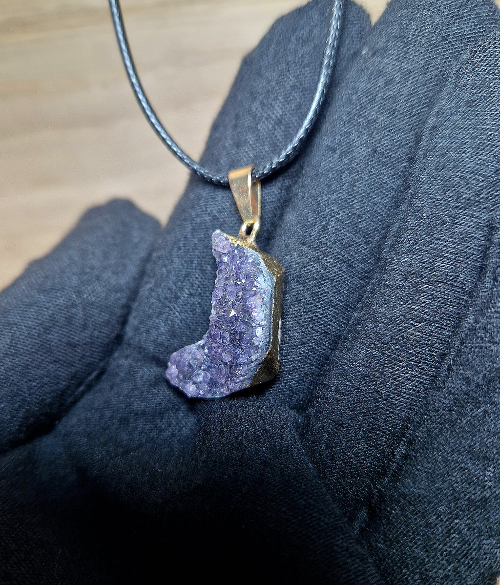 💜 Amethyst Rohstein-Anhänger Halbmond vergoldet mit schwarzem Band