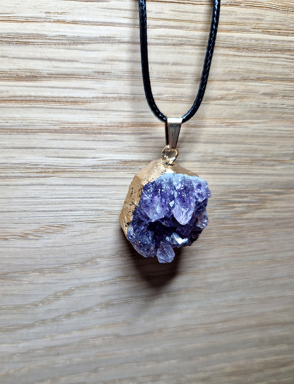 💜 Amethyst Rohstein-Anhänger – vergoldet mit schwarzem Band