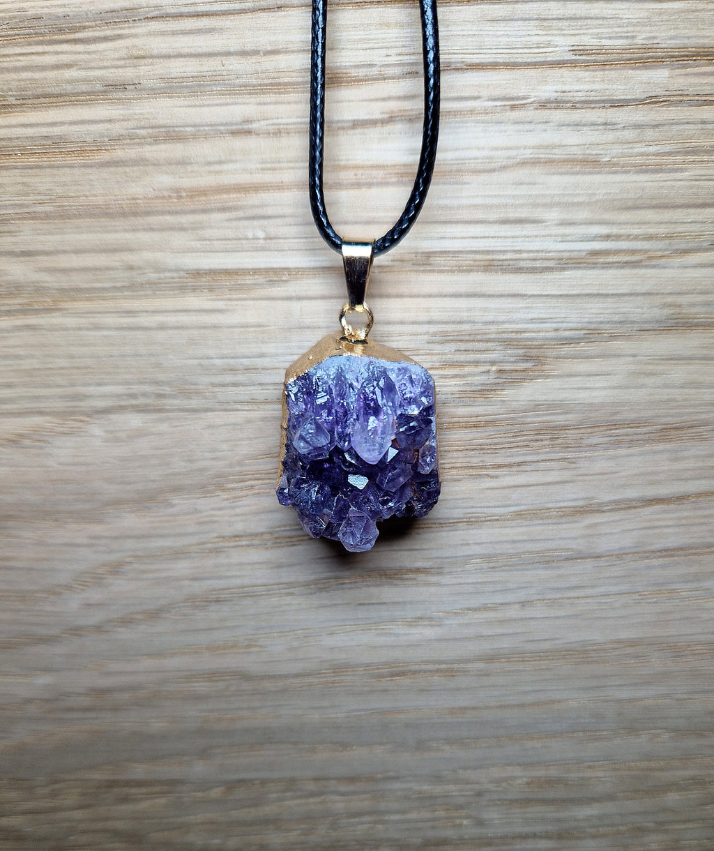 💜 Amethyst Rohstein-Anhänger – vergoldet mit schwarzem Band