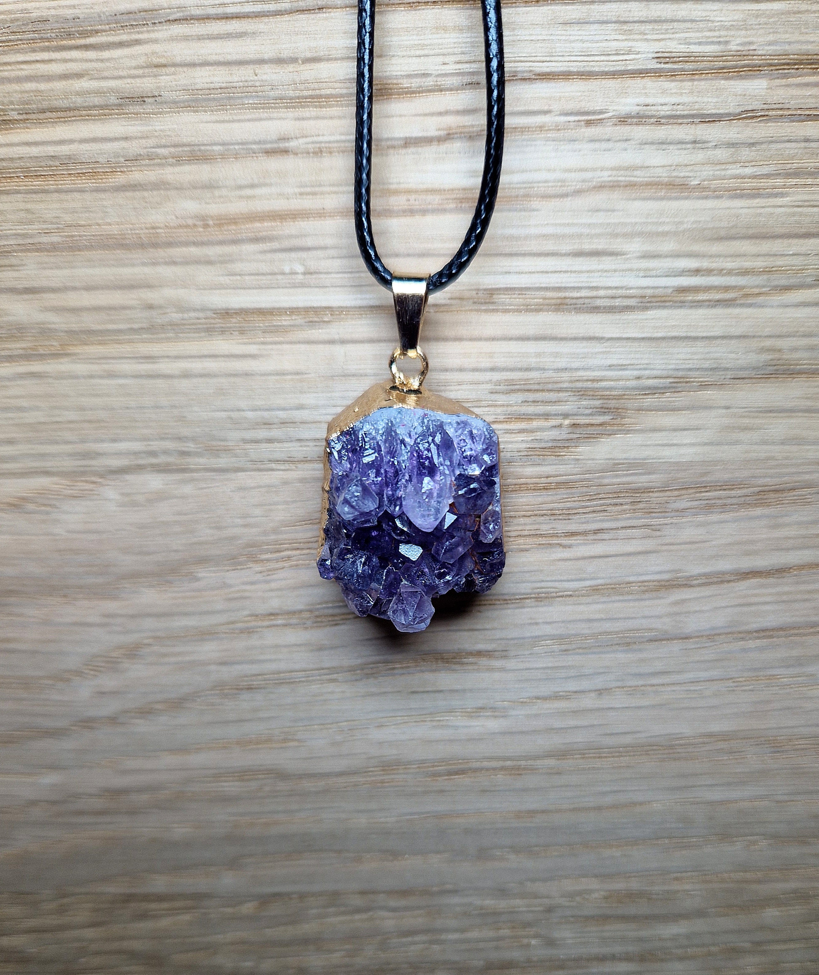 💜 Amethyst Rohstein-Anhänger – vergoldet mit schwarzem Band