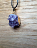 💜 Amethyst Rohstein-Anhänger – vergoldet mit schwarzem Band