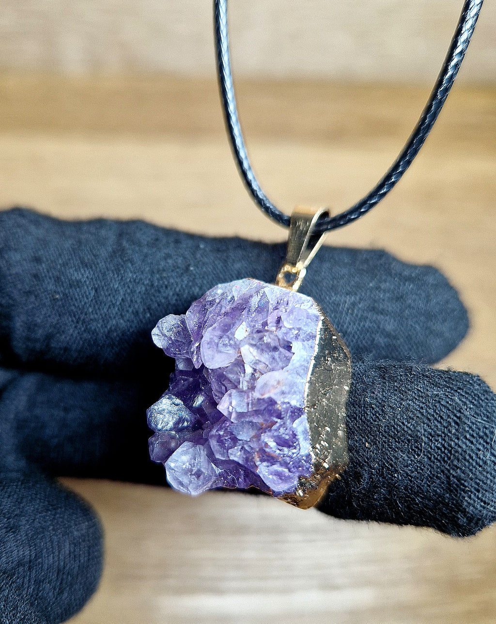 💜 Amethyst Rohstein-Anhänger – vergoldet mit schwarzem Band