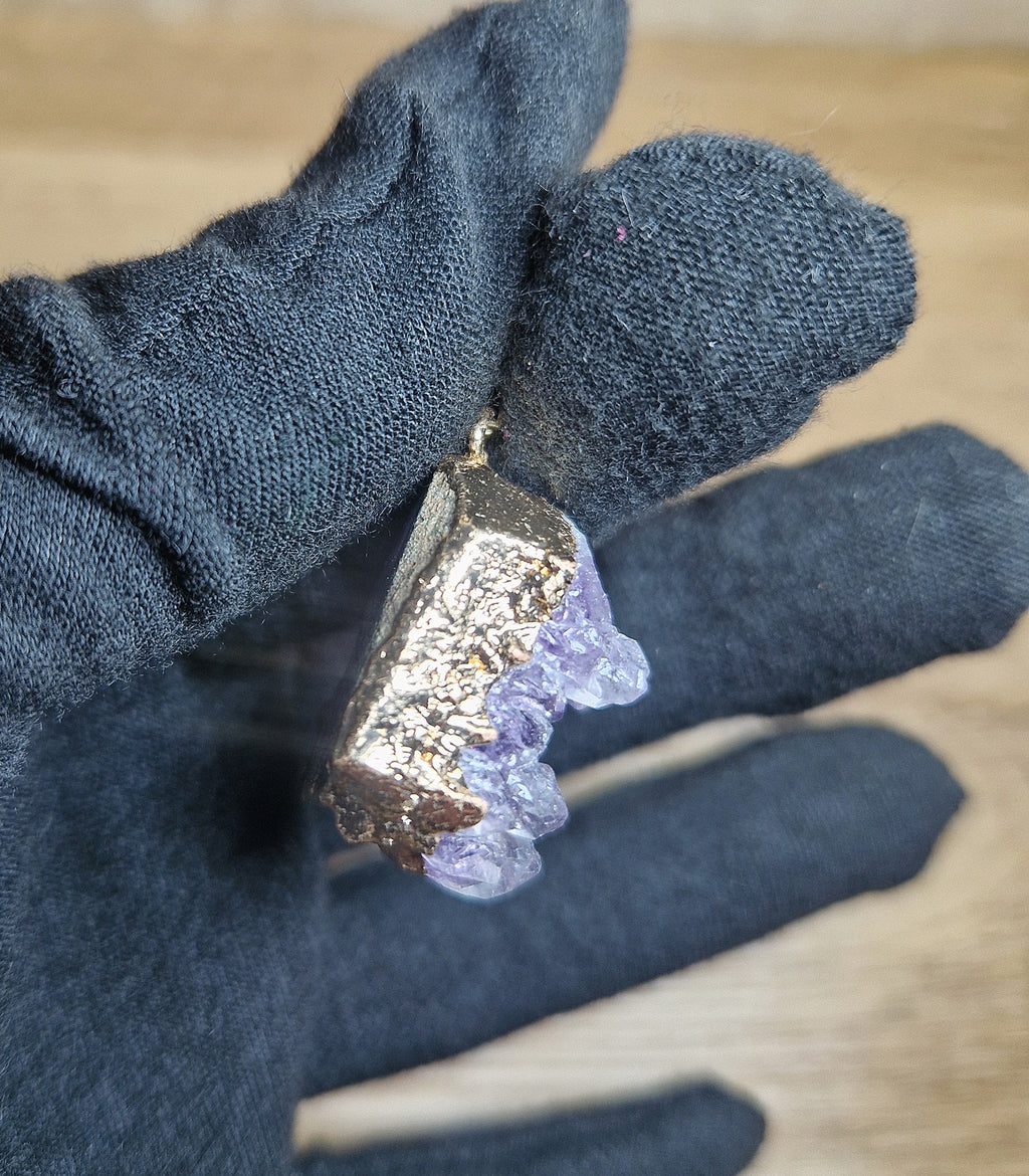 💜 Amethyst Rohstein-Anhänger – vergoldet mit schwarzem Band