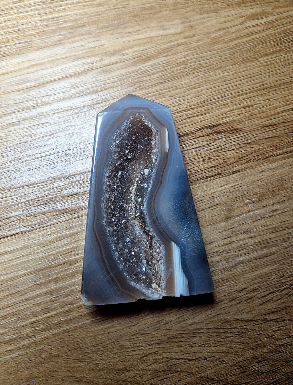 Achat Tower mit natürlicher Kristallöffnung – Einzelstück