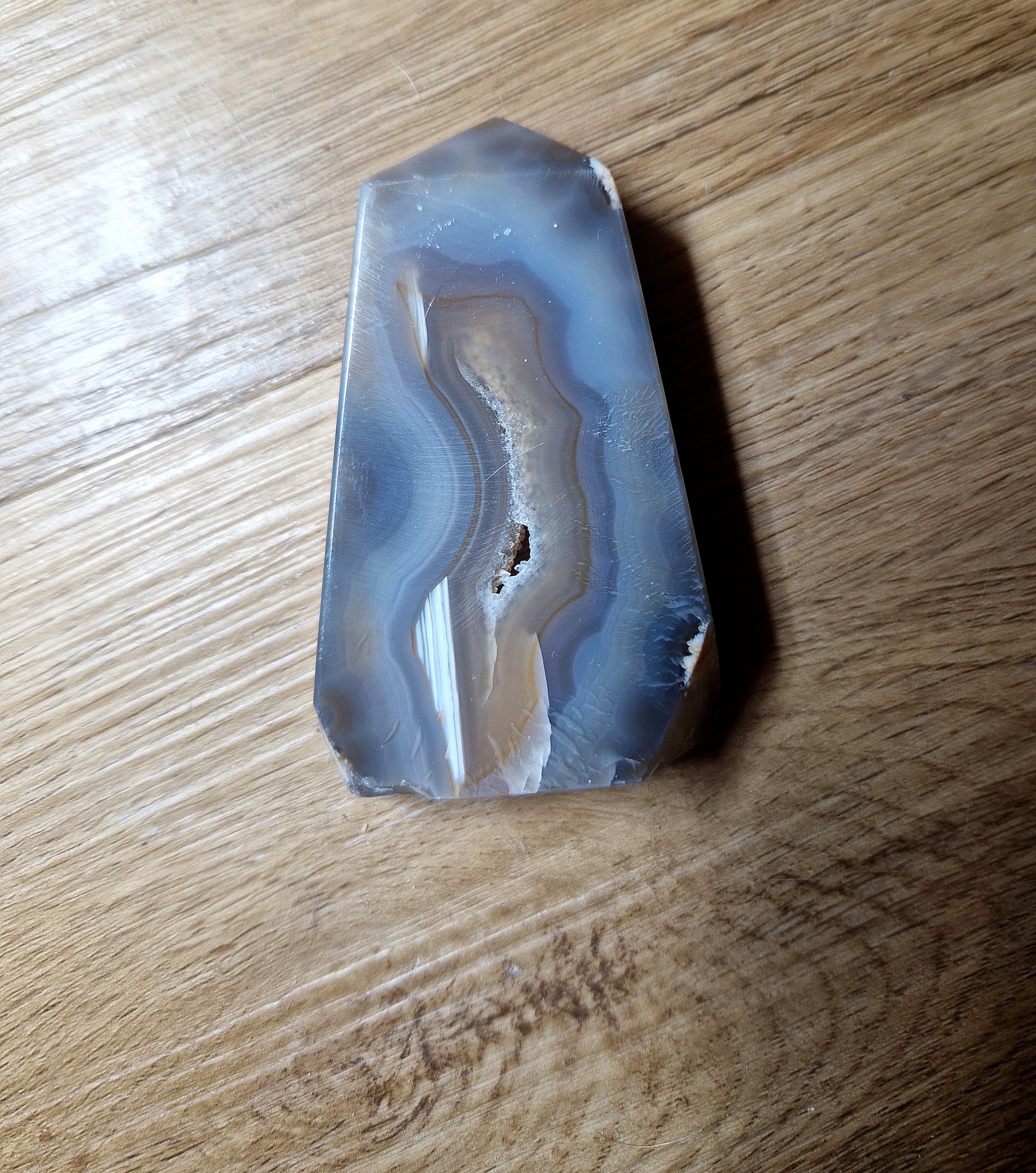 Achat Tower mit natürlicher Kristallöffnung – Einzelstück