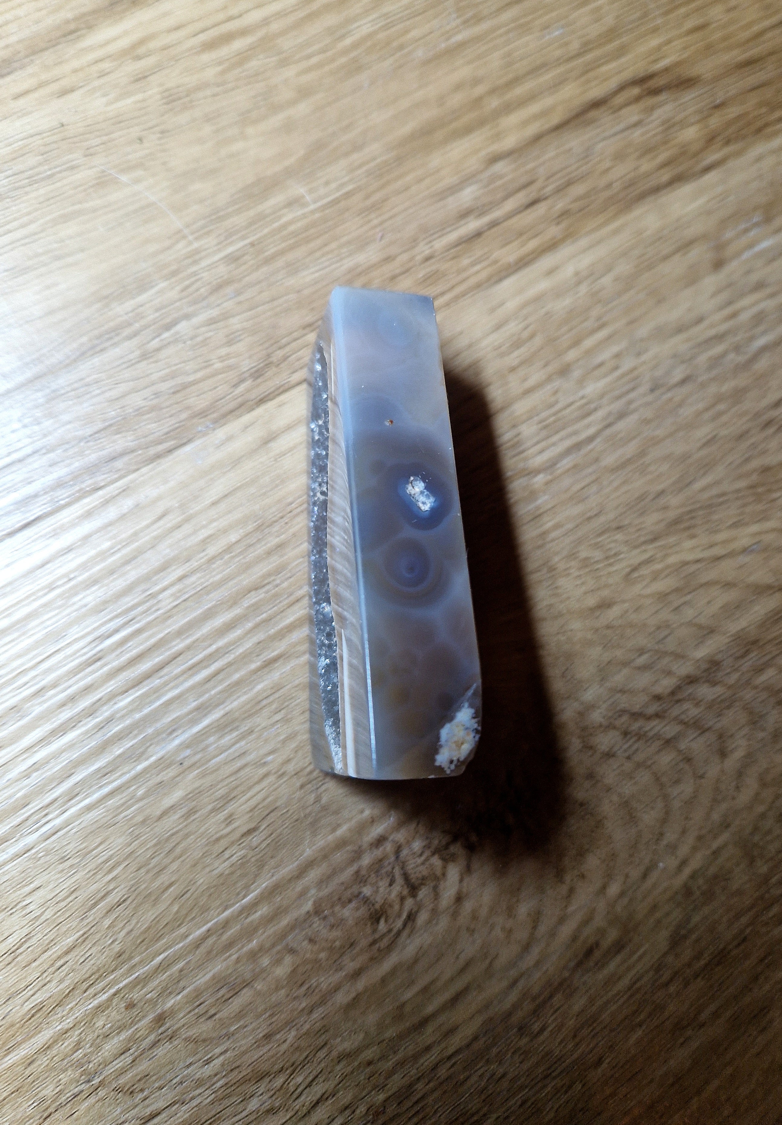 Achat Tower mit natürlicher Kristallöffnung – Einzelstück