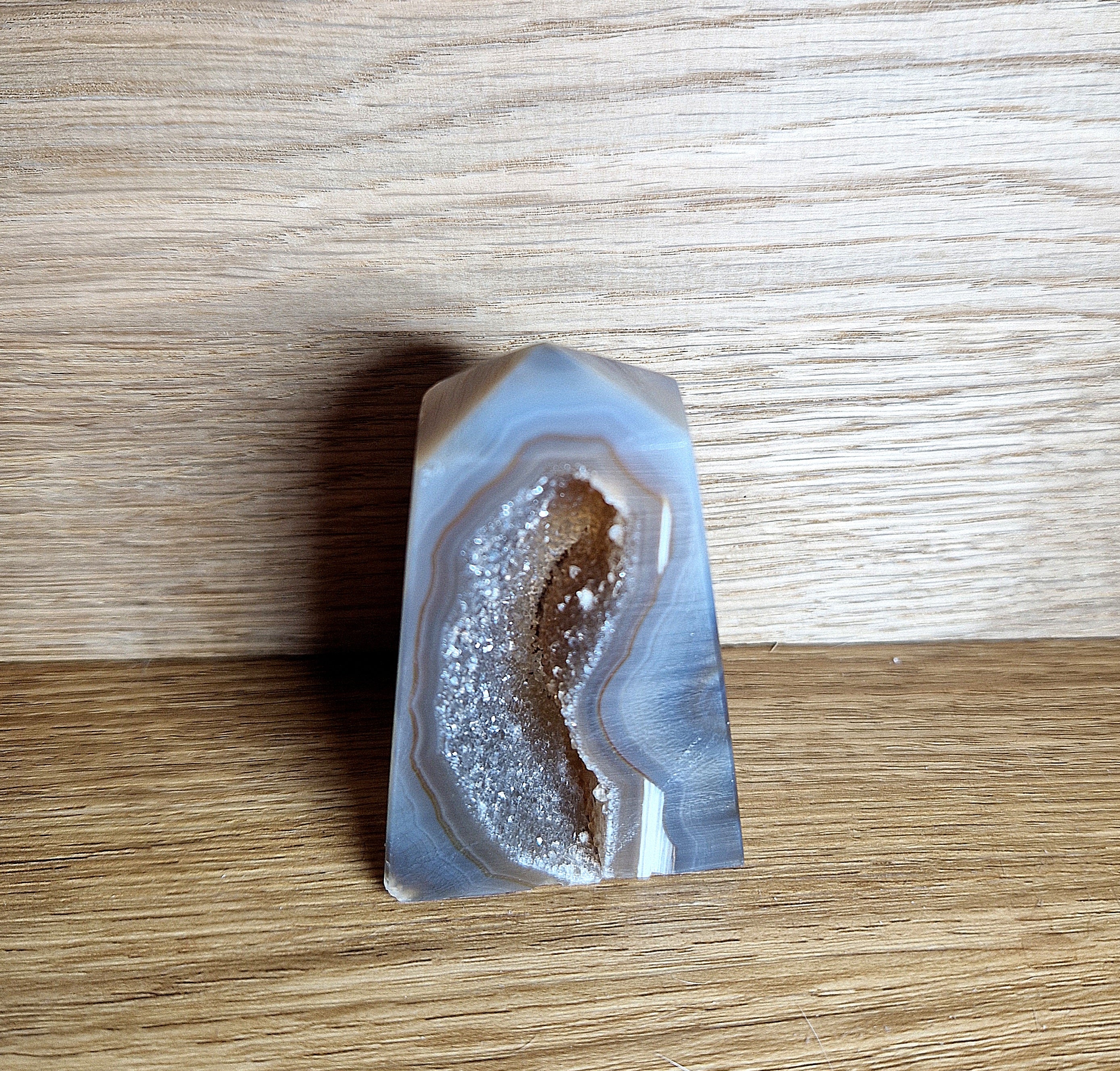 Achat Tower mit natürlicher Kristallöffnung – Einzelstück