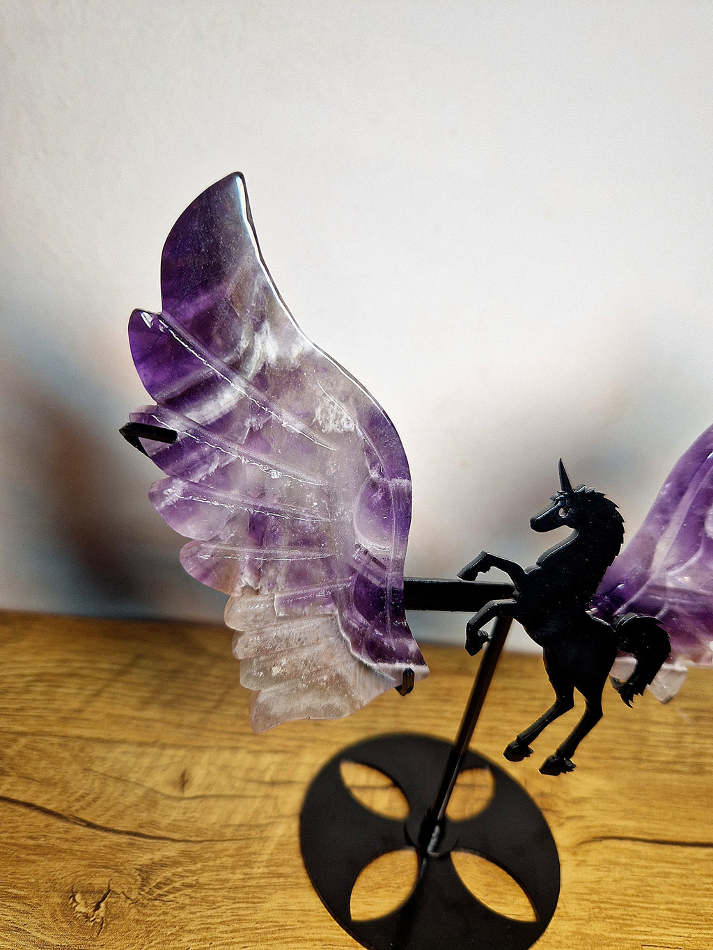 Geflügeltes Einhorn mit Amethyst-Flügeln – Unikat auf Metallständer