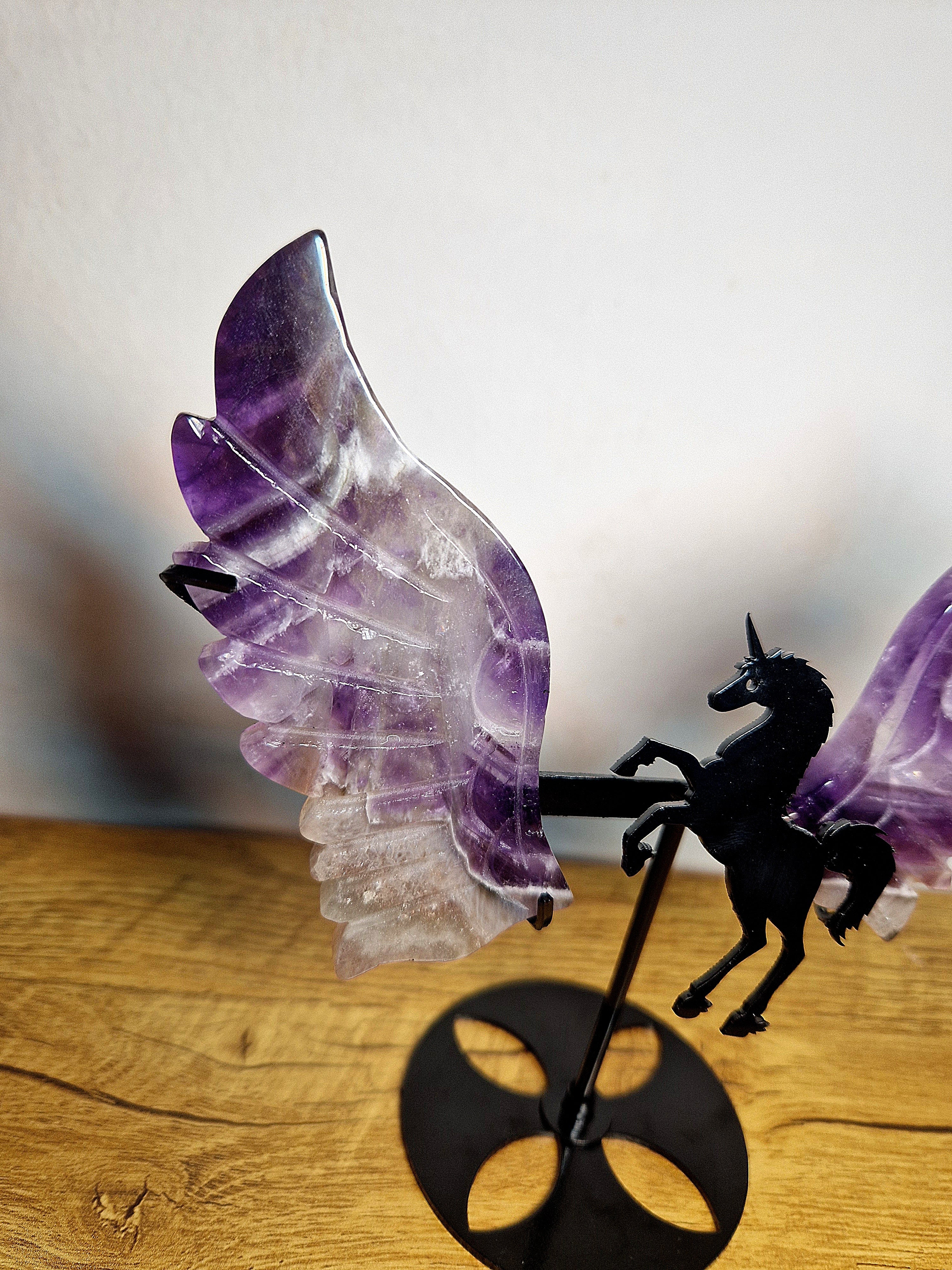 Geflügeltes Einhorn mit Amethyst-Flügeln – Unikat auf Metallständer