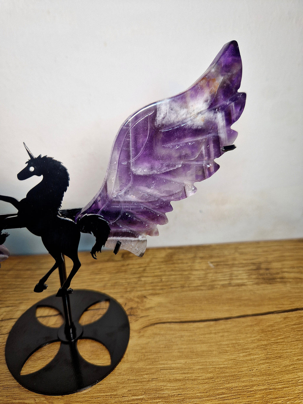 Geflügeltes Einhorn mit Amethyst-Flügeln – Unikat auf Metallständer