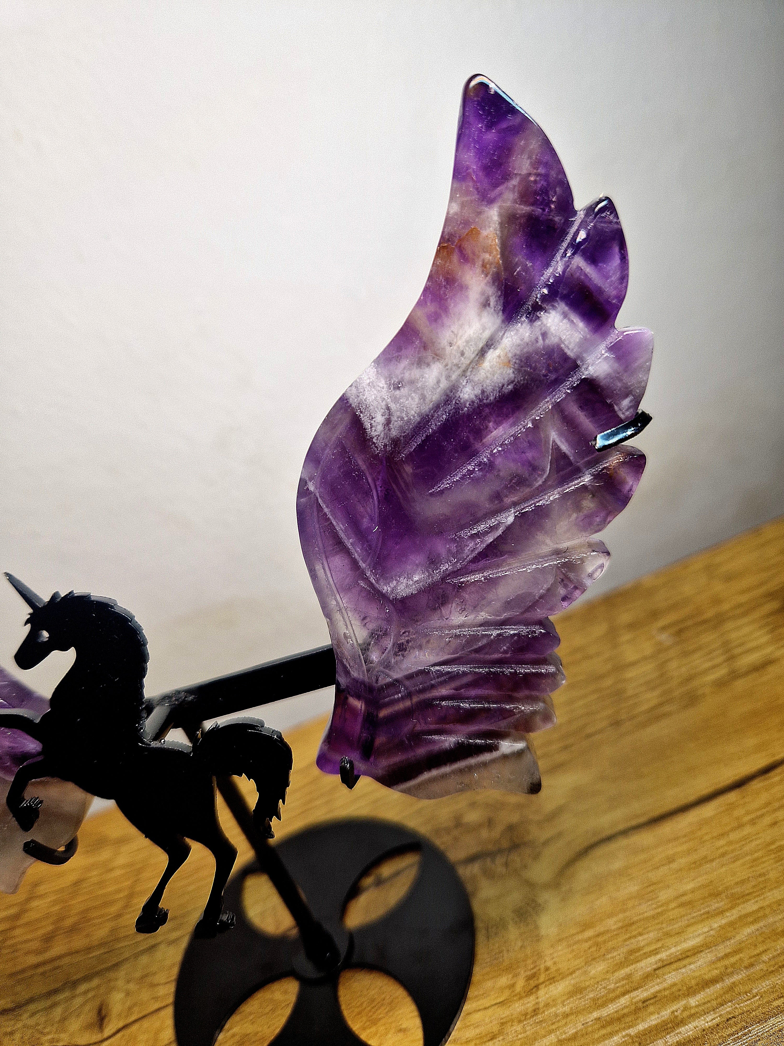Geflügeltes Einhorn mit Amethyst-Flügeln – Unikat auf Metallständer
