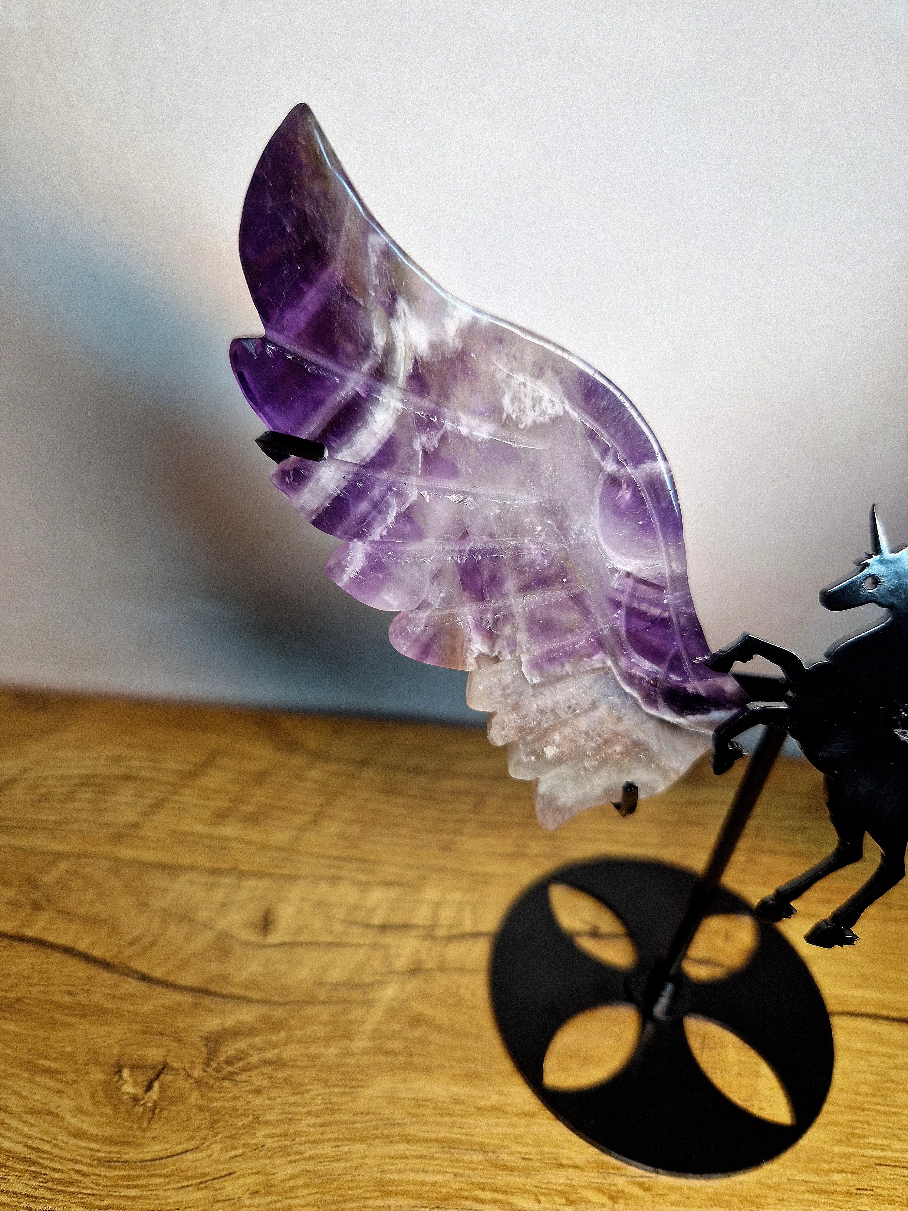 Geflügeltes Einhorn mit Amethyst-Flügeln – Unikat auf Metallständer