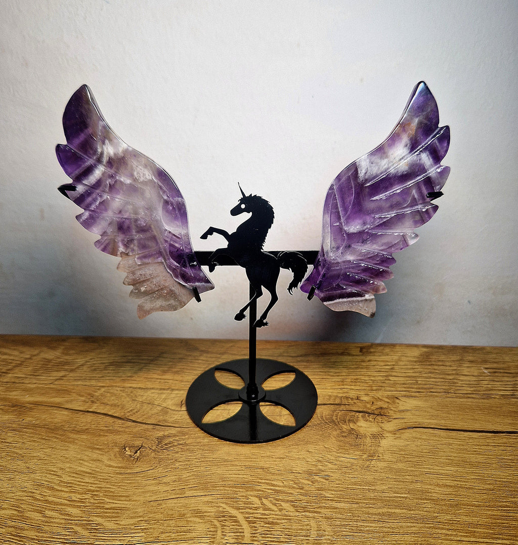 Geflügeltes Einhorn mit Amethyst-Flügeln – Unikat auf Metallständer