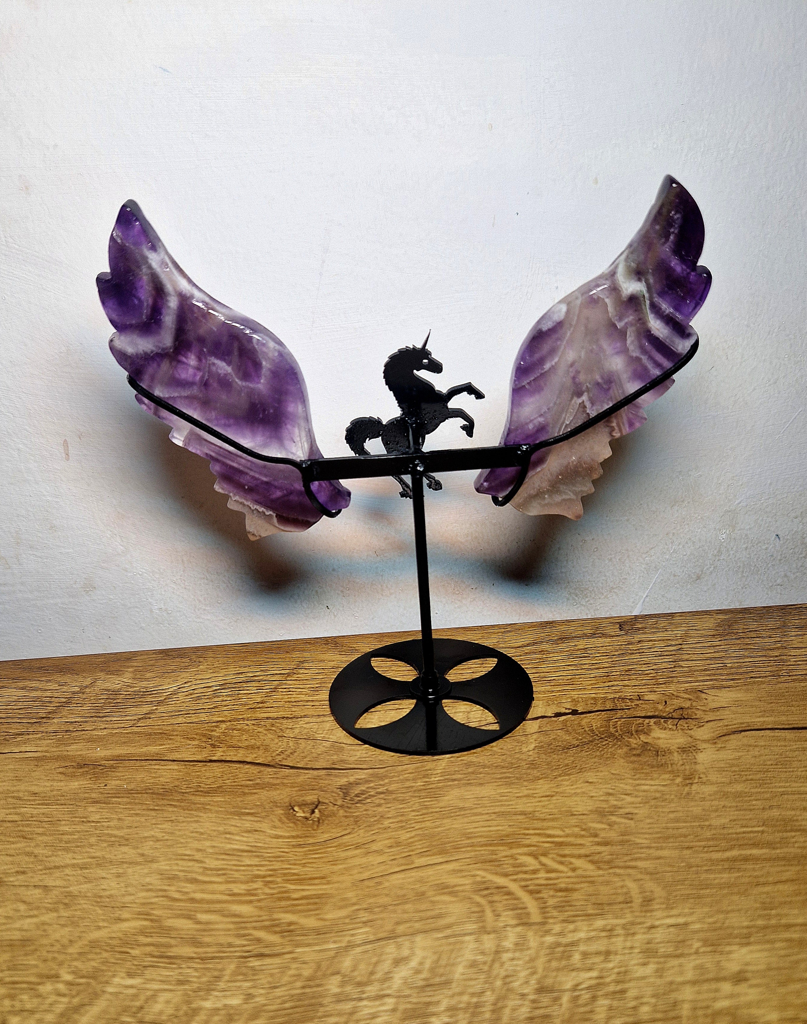Geflügeltes Einhorn mit Amethyst-Flügeln – Unikat auf Metallständer