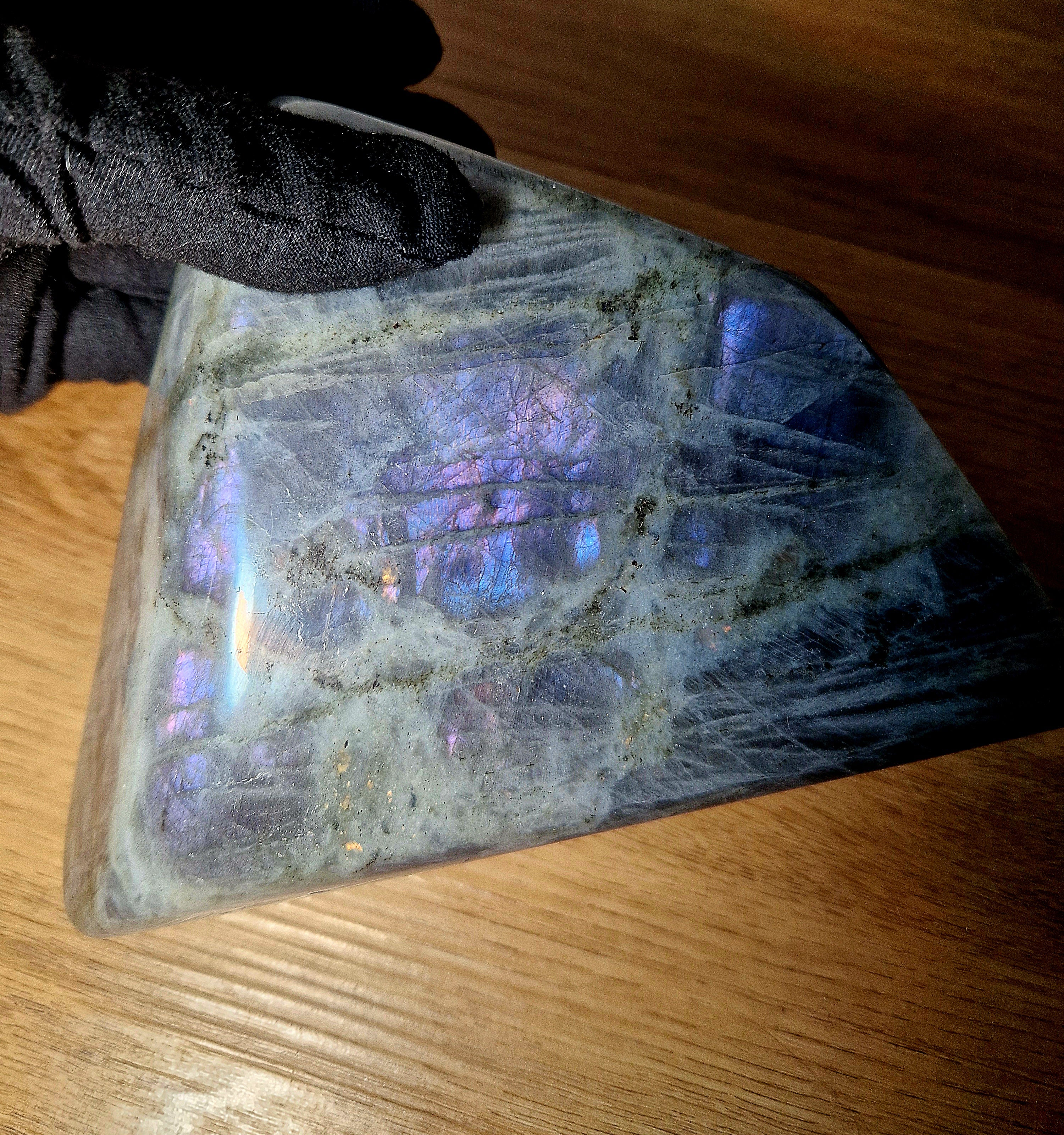 Labradorit Freiform – großes kraftvolles Unikat mit violett-blauer Labradorisierung